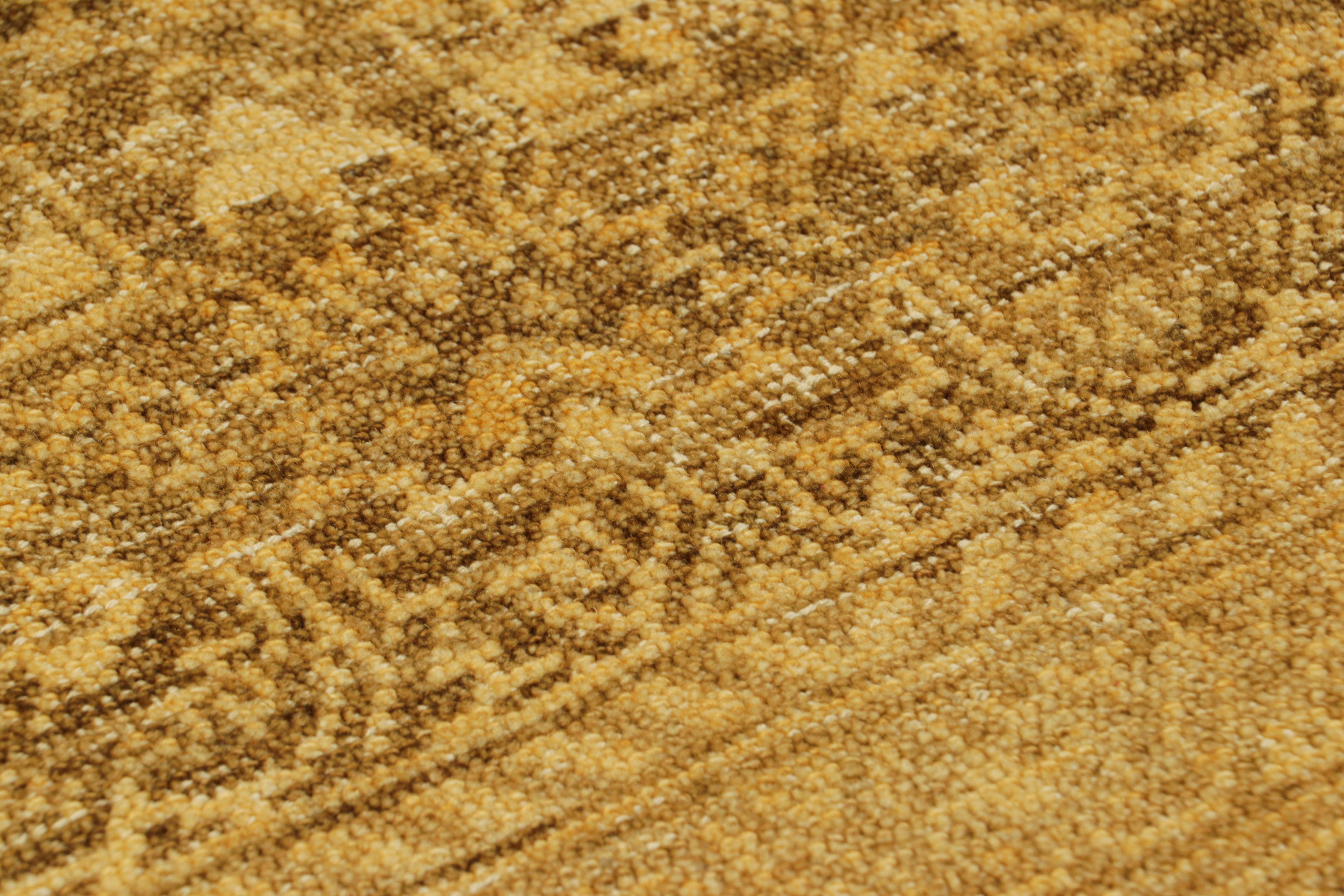 Rug & Kilim's Custom Rug Sample, Gold mit beige-braunen geometrischen Mustern (Indisch) im Angebot