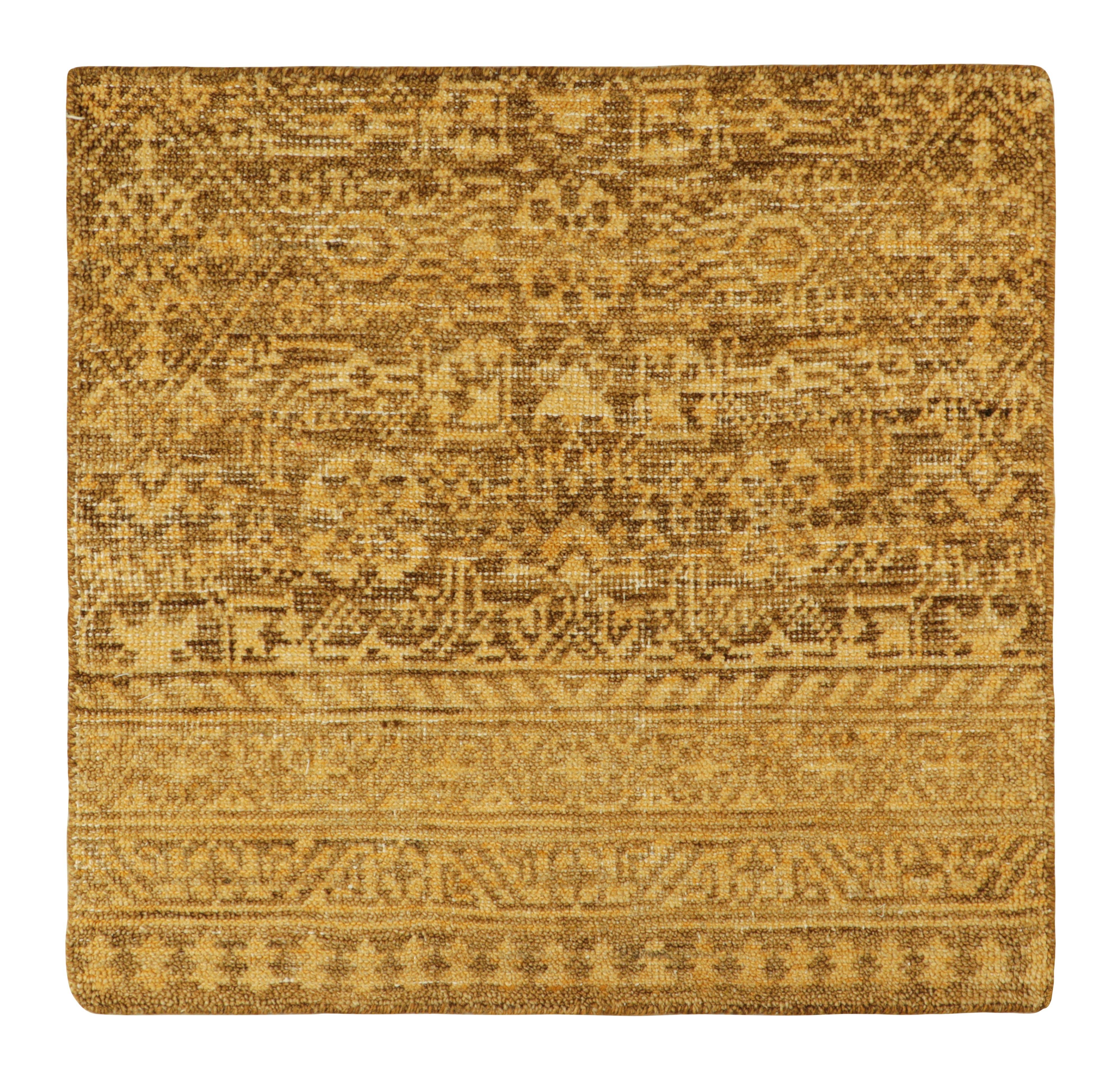 Rug & Kilim's Custom Rug Sample, Gold mit beige-braunen geometrischen Mustern (Handgeknüpft) im Angebot