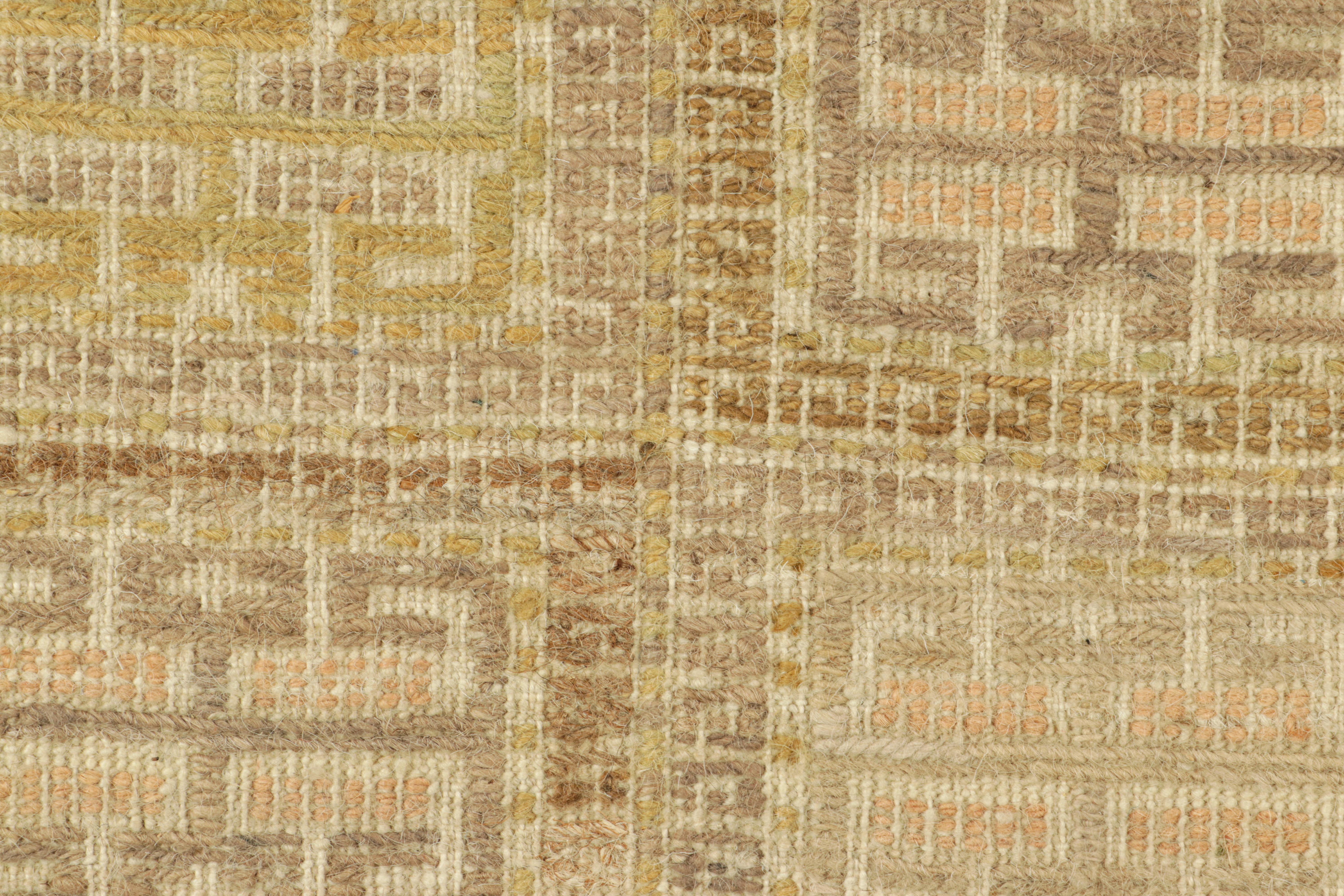 Rug & Kilim's Custom Rug Sample, mit geometrischen Mustern in Beige und Grün (Pakistanisch) im Angebot