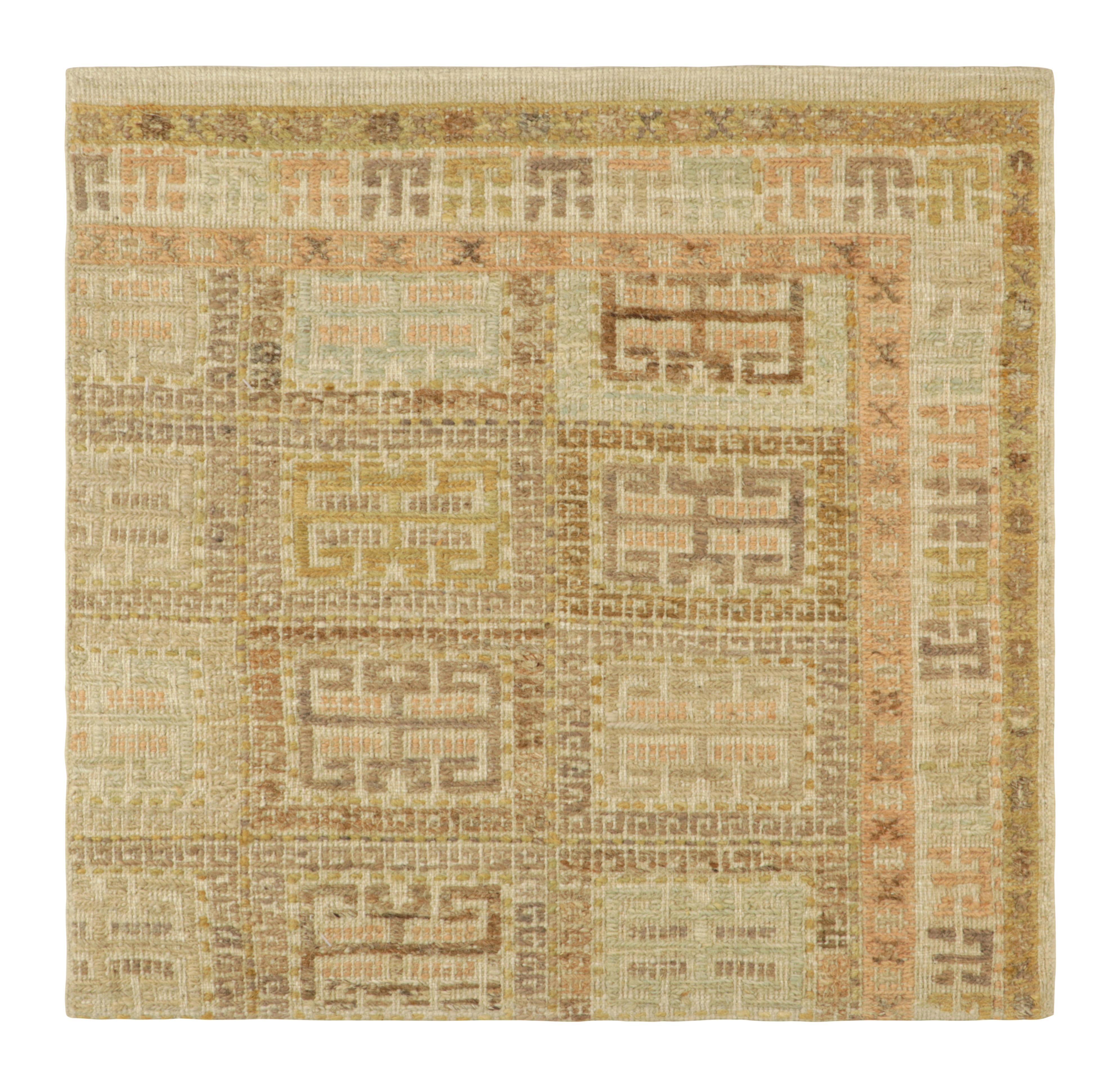 Rug & Kilim's Custom Rug Sample, mit geometrischen Mustern in Beige und Grün (Handgeknüpft) im Angebot