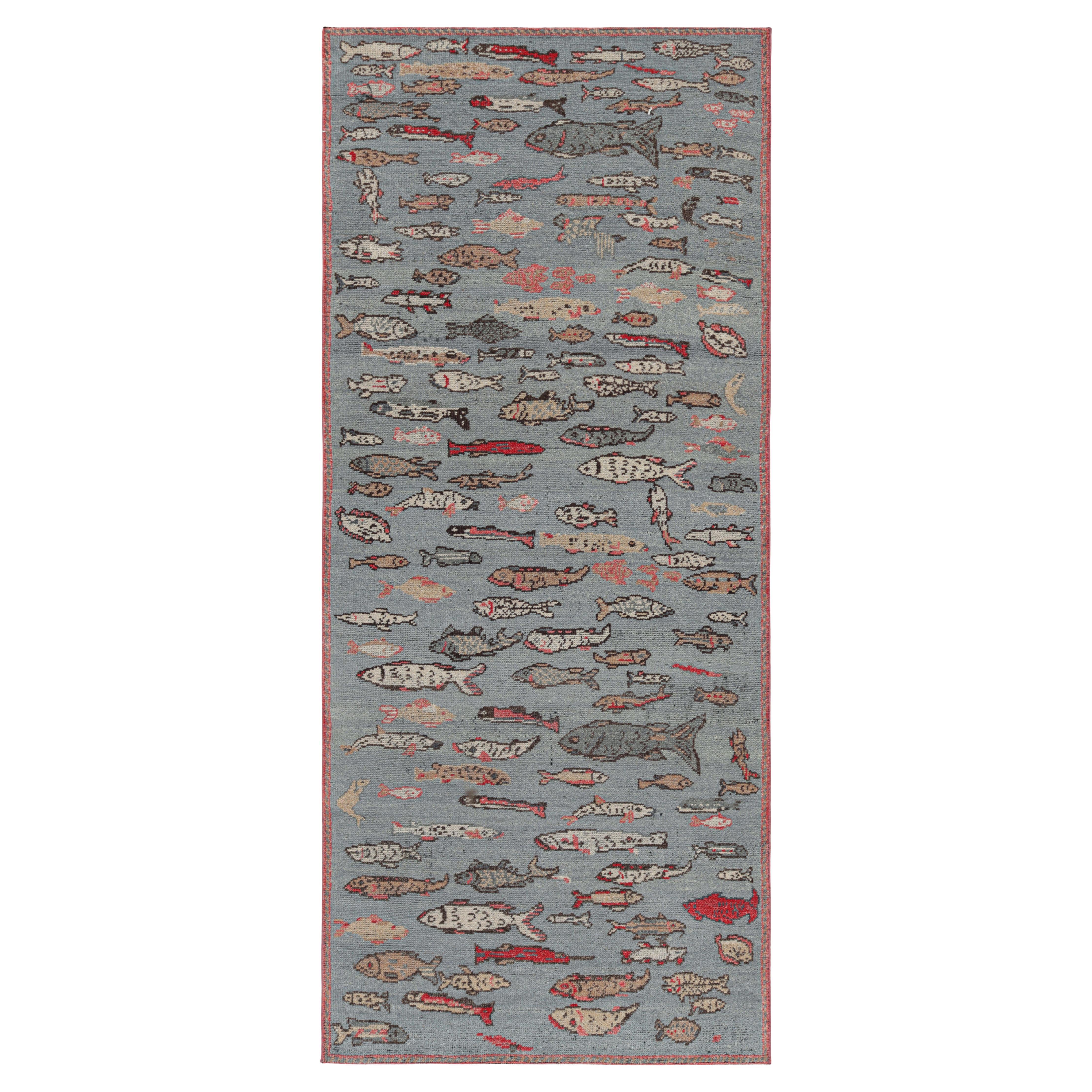 Tapis de course personnalisé de Rug & Kilim en bleu avec pictogrammes de poissons colorés