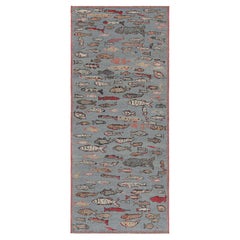 Tapis de course personnalisé de Rug & Kilim en bleu avec pictogrammes de poissons colorés