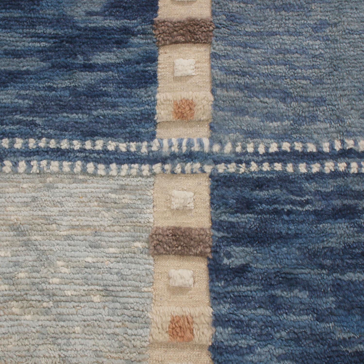 Proveniente dall'India, questo tappeto contemporaneo in velluto annodato a mano fa parte della collezione di ispirazione scandinava di Rug & Kilim, caratterizzata da un distinto disegno geometrico tribale all-over con audaci tonalità di nero, bianco