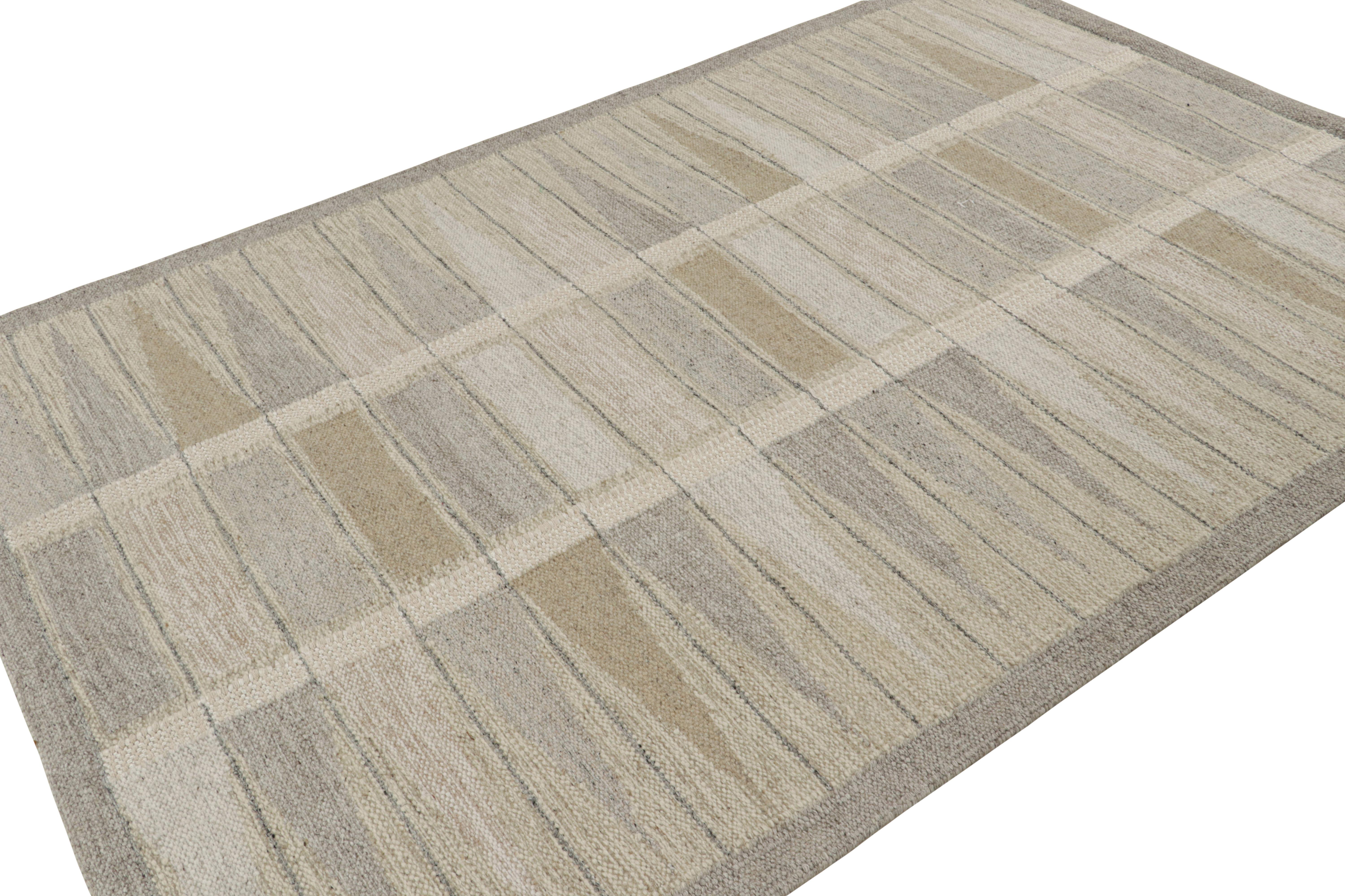 Dieser 6x9 große, individuell gestaltete schwedische Kilim-Teppich gehört zu den Flachgeweben der skandinavischen Teppichkollektion von Rug & Kilim. Das Design des handgewebten Teppichs aus Wolle, Baumwolle und natürlichen Garnen ist von den