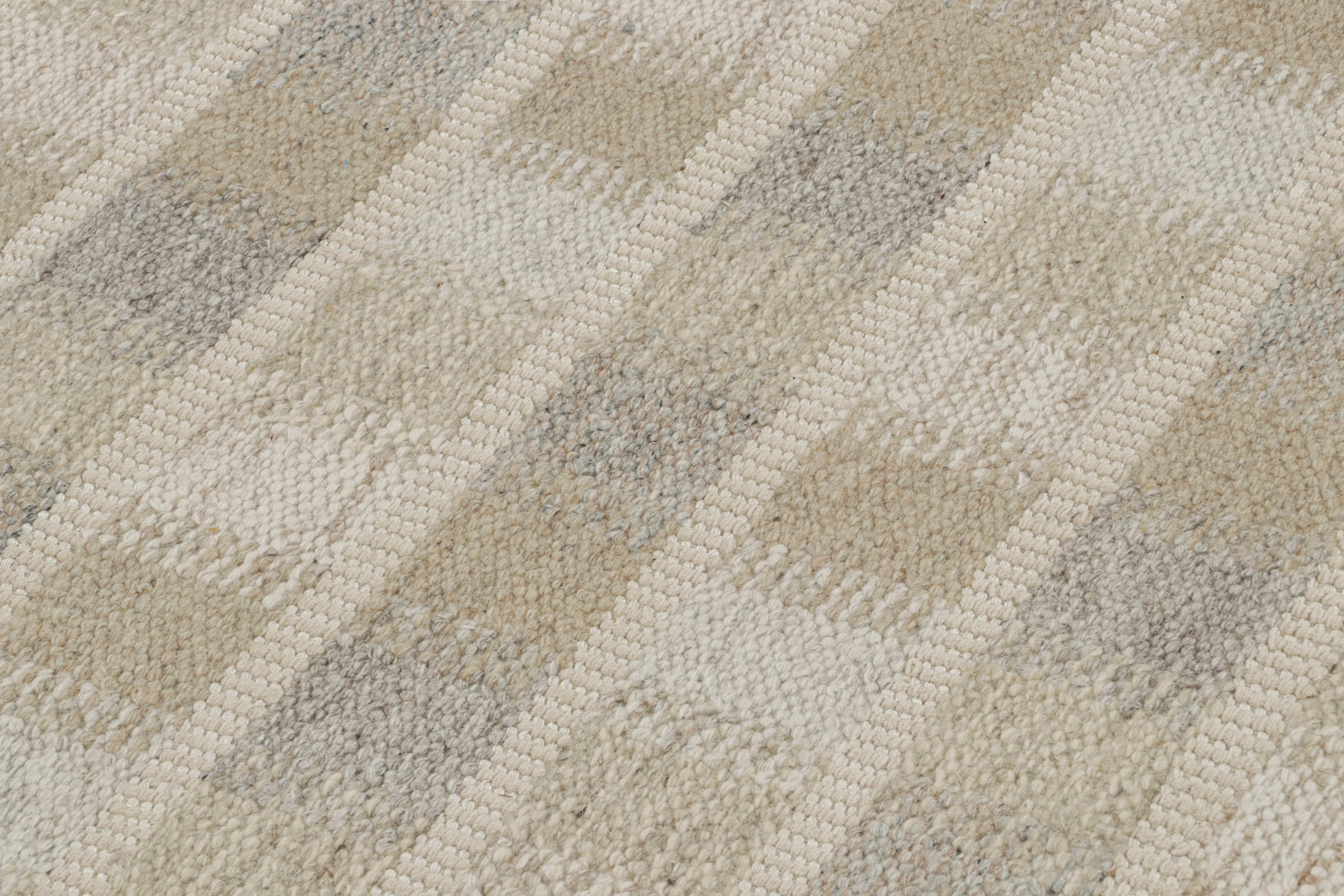 Rug & Kilims maßgeschneiderter skandinavischer Kilimteppich mit geometrischen Mustern im Zustand „Neu“ im Angebot in Long Island City, NY