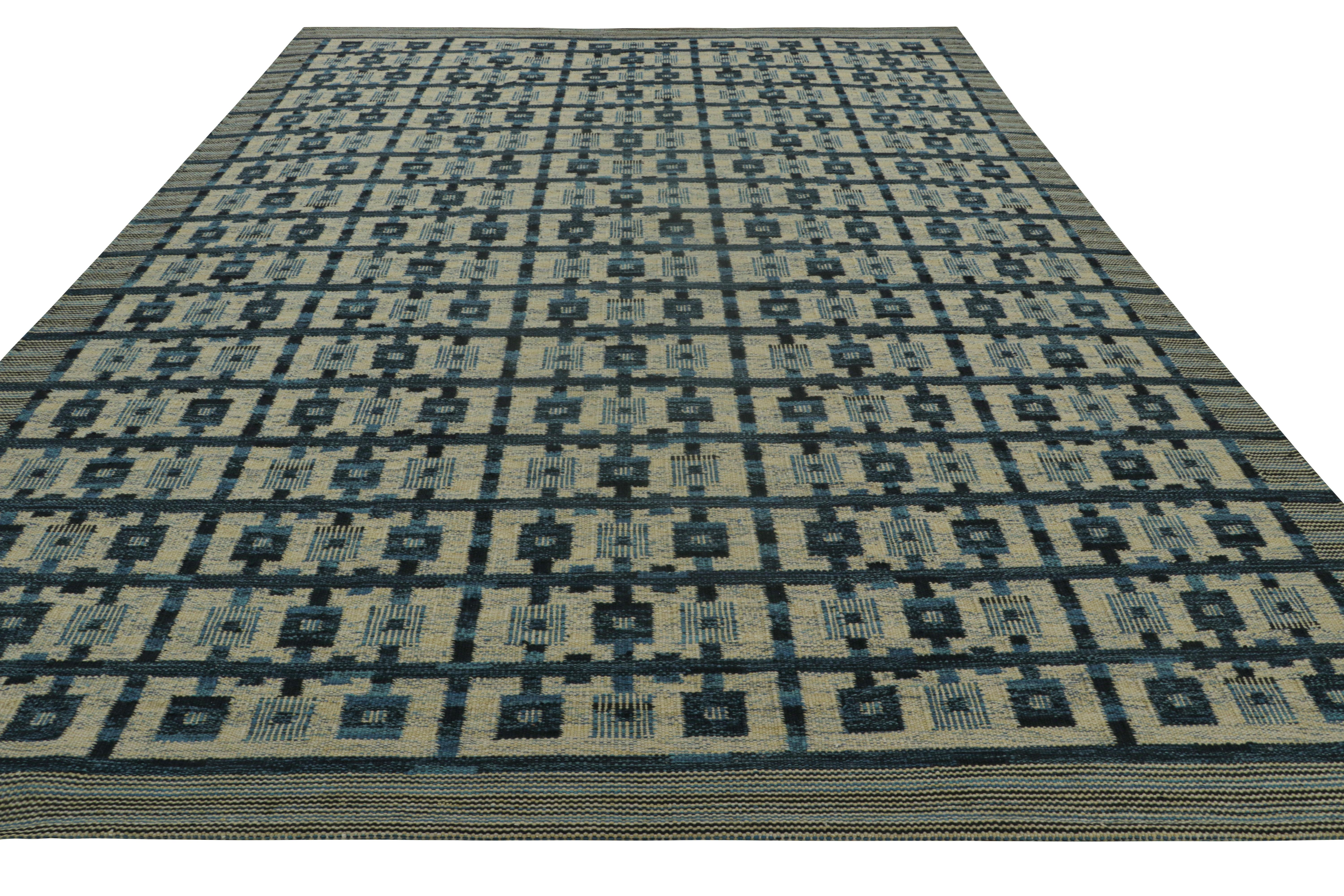 Indien Rug & Kilim's Custom Scandinavian Style Rug Design, Blue with Geometric Patterns (tapis de style scandinave personnalisé, bleu avec motifs géométriques) en vente
