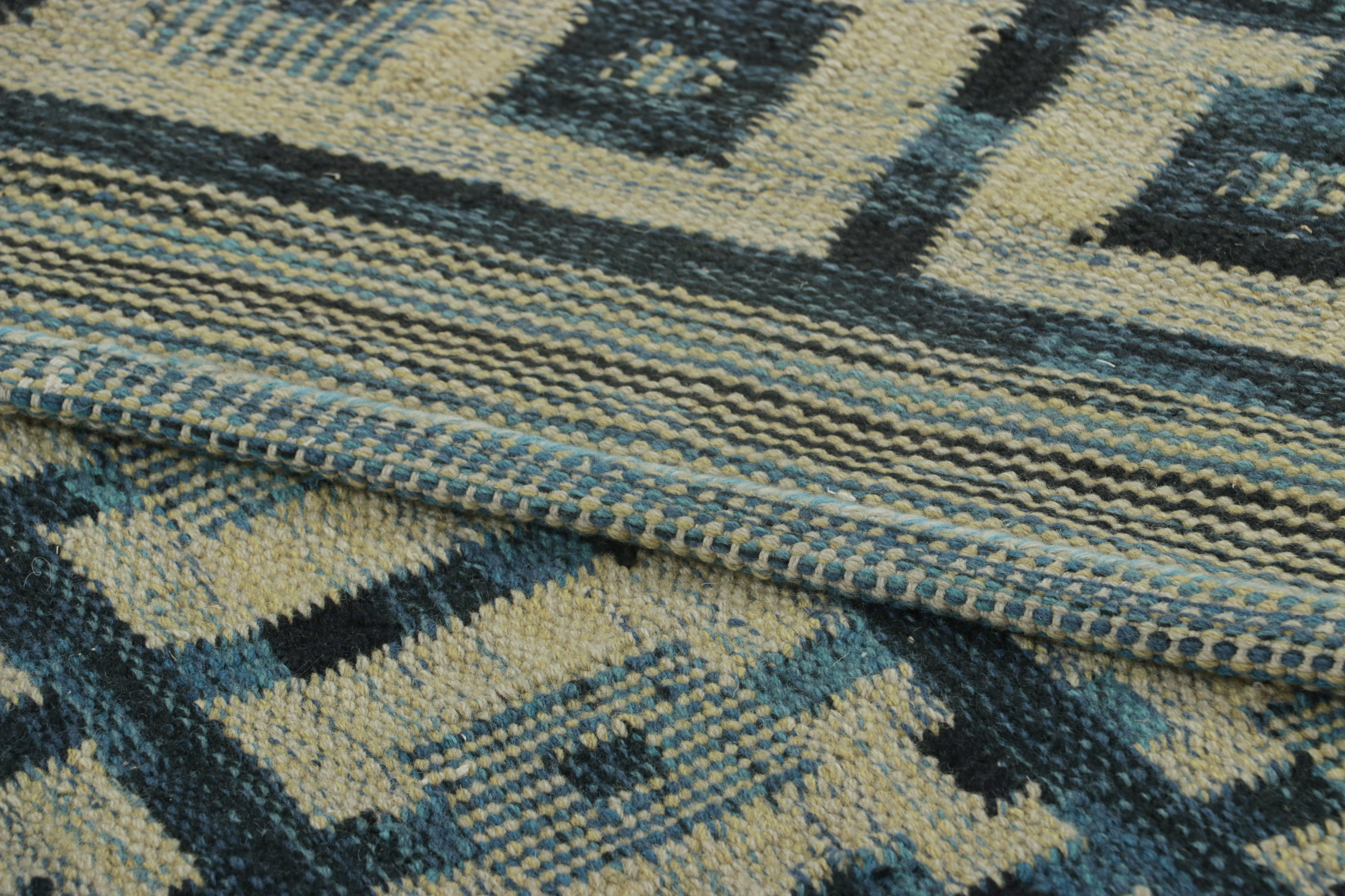 Laine Rug & Kilim's Custom Scandinavian Style Rug Design, Blue with Geometric Patterns (tapis de style scandinave personnalisé, bleu avec motifs géométriques) en vente