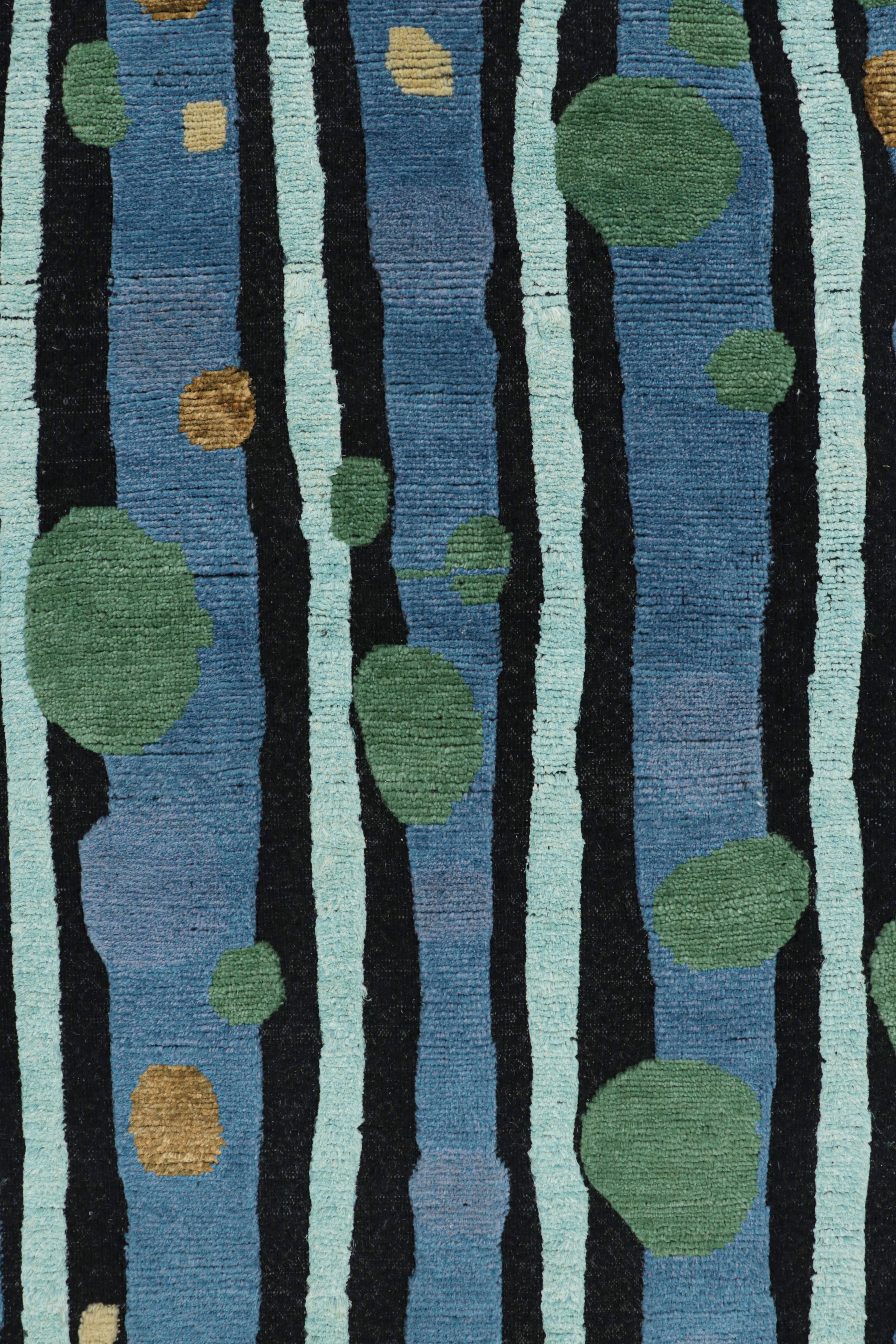 Moderno Rug & Kilim: design personalizzato di un tappeto in stile scandinavo in blu con motivi astratti in vendita
