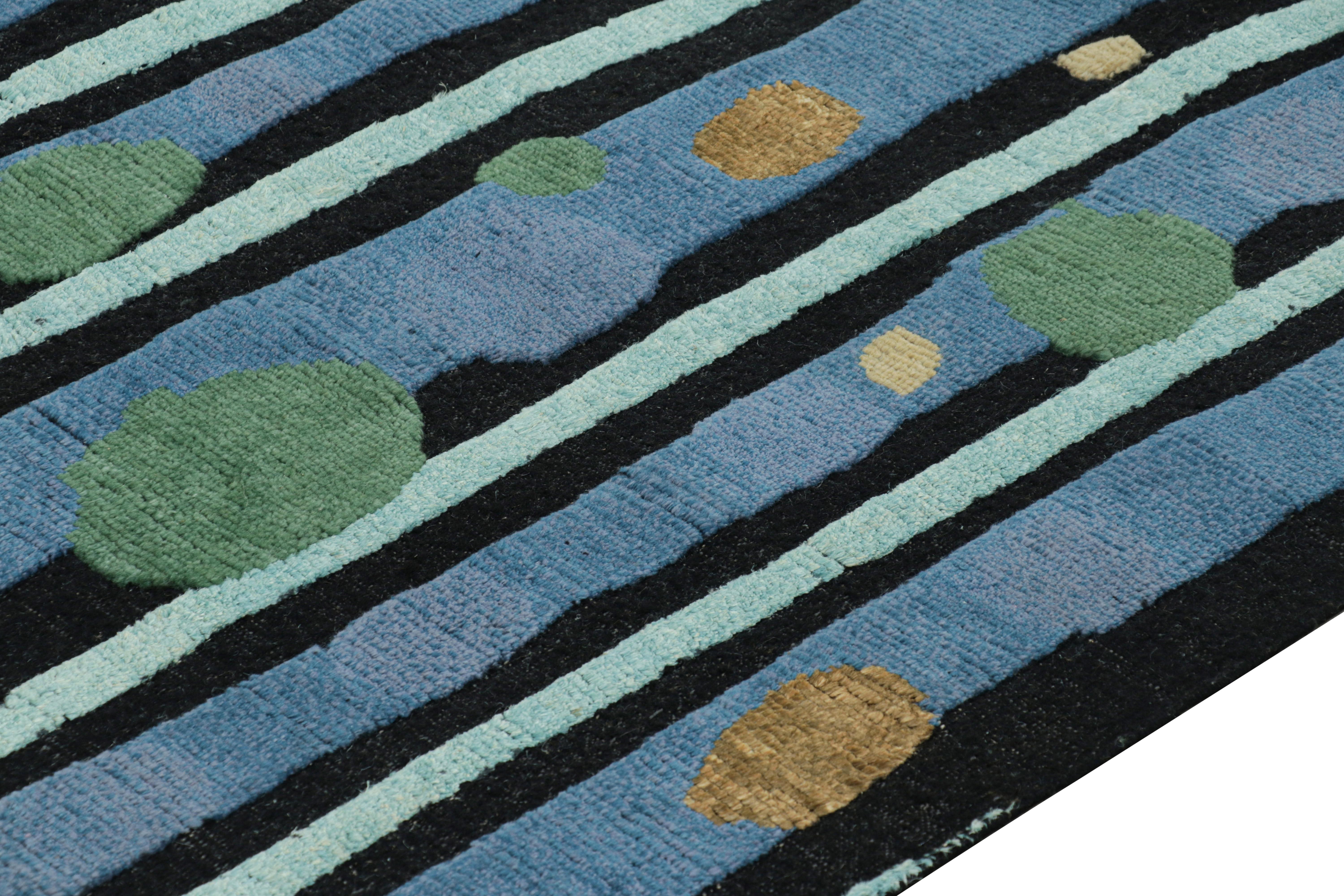 Rug & Kilim: design personalizzato di un tappeto in stile scandinavo in blu con motivi astratti In condizioni Nuovo in vendita a Long Island City, NY