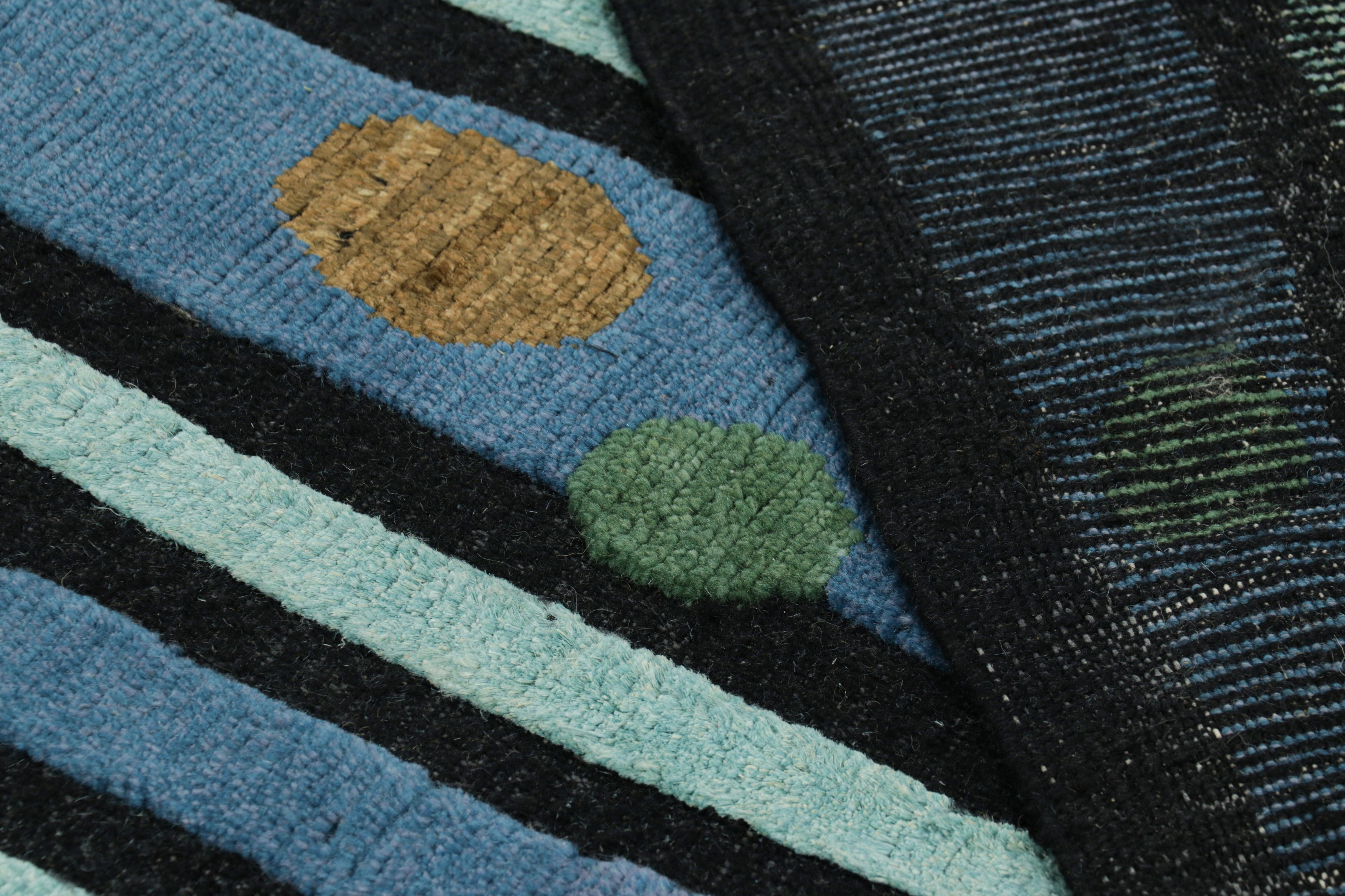 XXI secolo e contemporaneo Rug & Kilim: design personalizzato di un tappeto in stile scandinavo in blu con motivi astratti in vendita