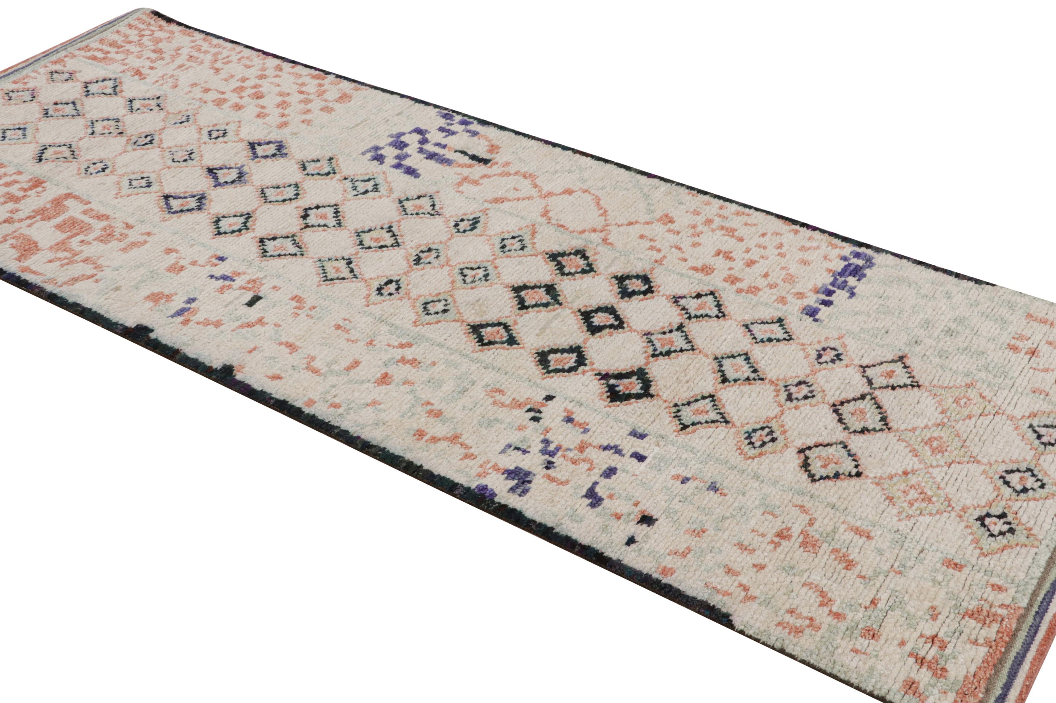Dieser handgeknüpfte Teppich aus Wolle und Seide im modernen marokkanischen Stil (3x8) weist eine gerippte Textur auf, die von Boucherouite-Strukturen inspiriert ist.  

Über das Design: 

Kenner werden die subtile Anziehungskraft des Teppichs
