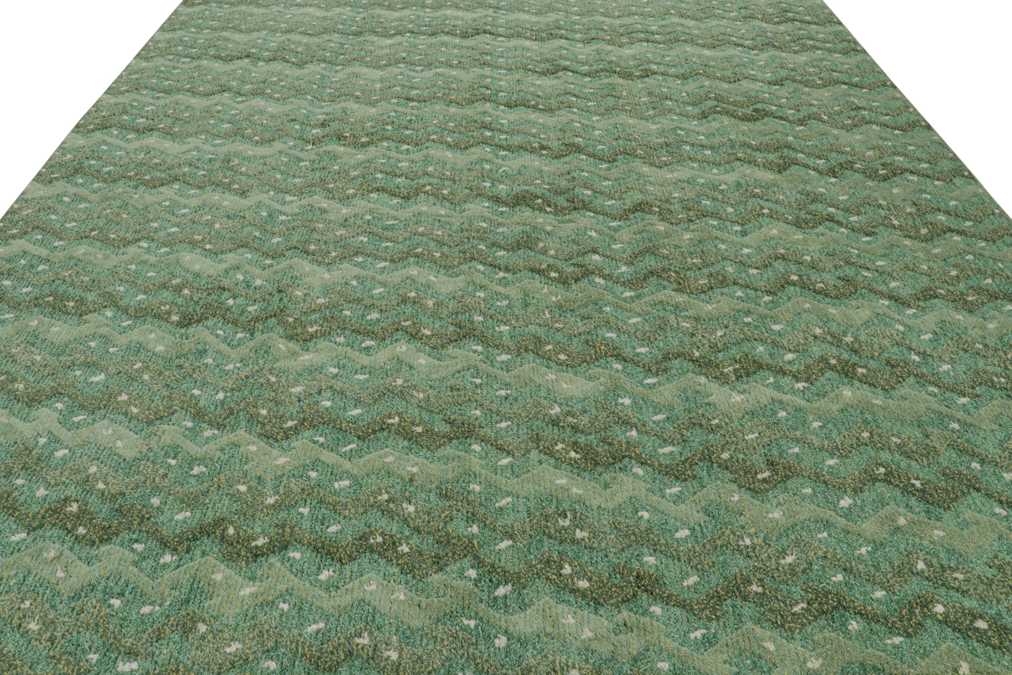 Rug & Kilim's Teppich im skandinavischen Stil mit grünen, geometrischen Mustern  (Skandinavische Moderne) im Angebot