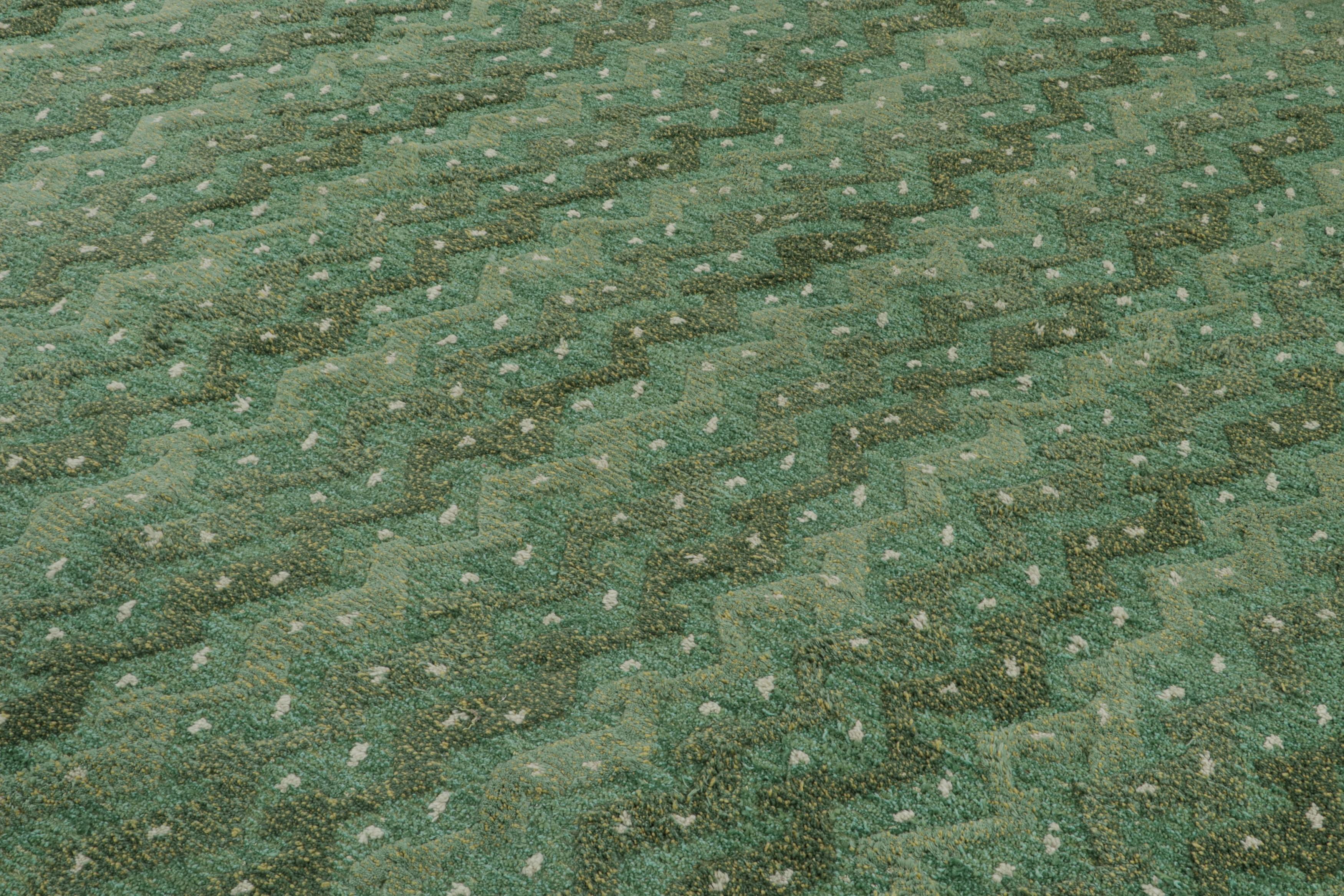 Rug & Kilim's Teppich im skandinavischen Stil mit grünen, geometrischen Mustern  (Indisch) im Angebot