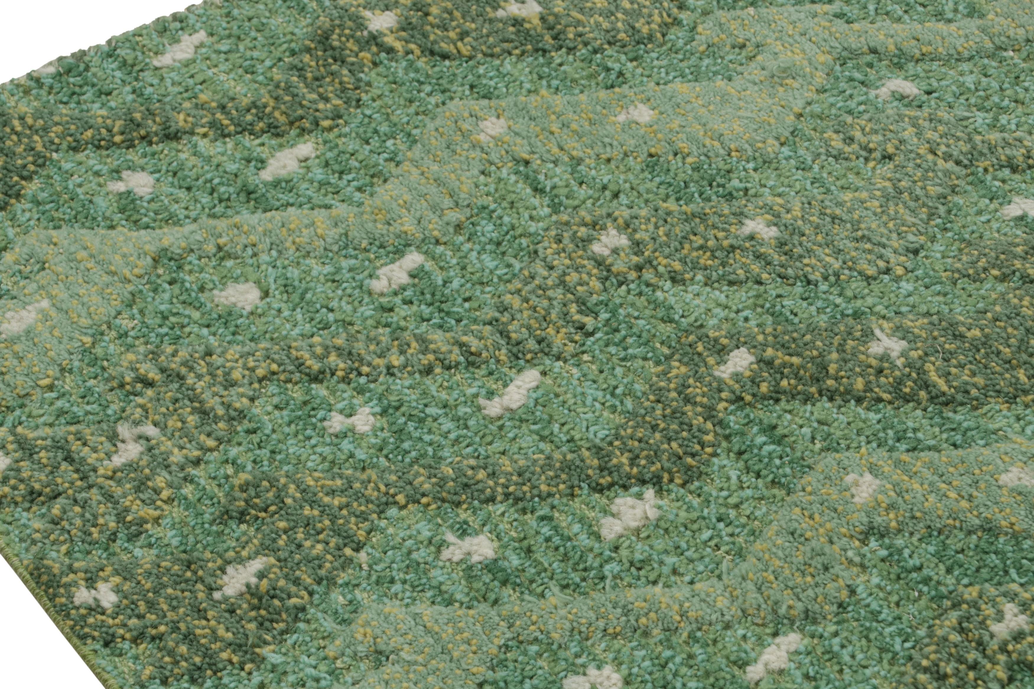 Rug & Kilim's Teppich im skandinavischen Stil mit grünen, geometrischen Mustern  (Handgeknüpft) im Angebot