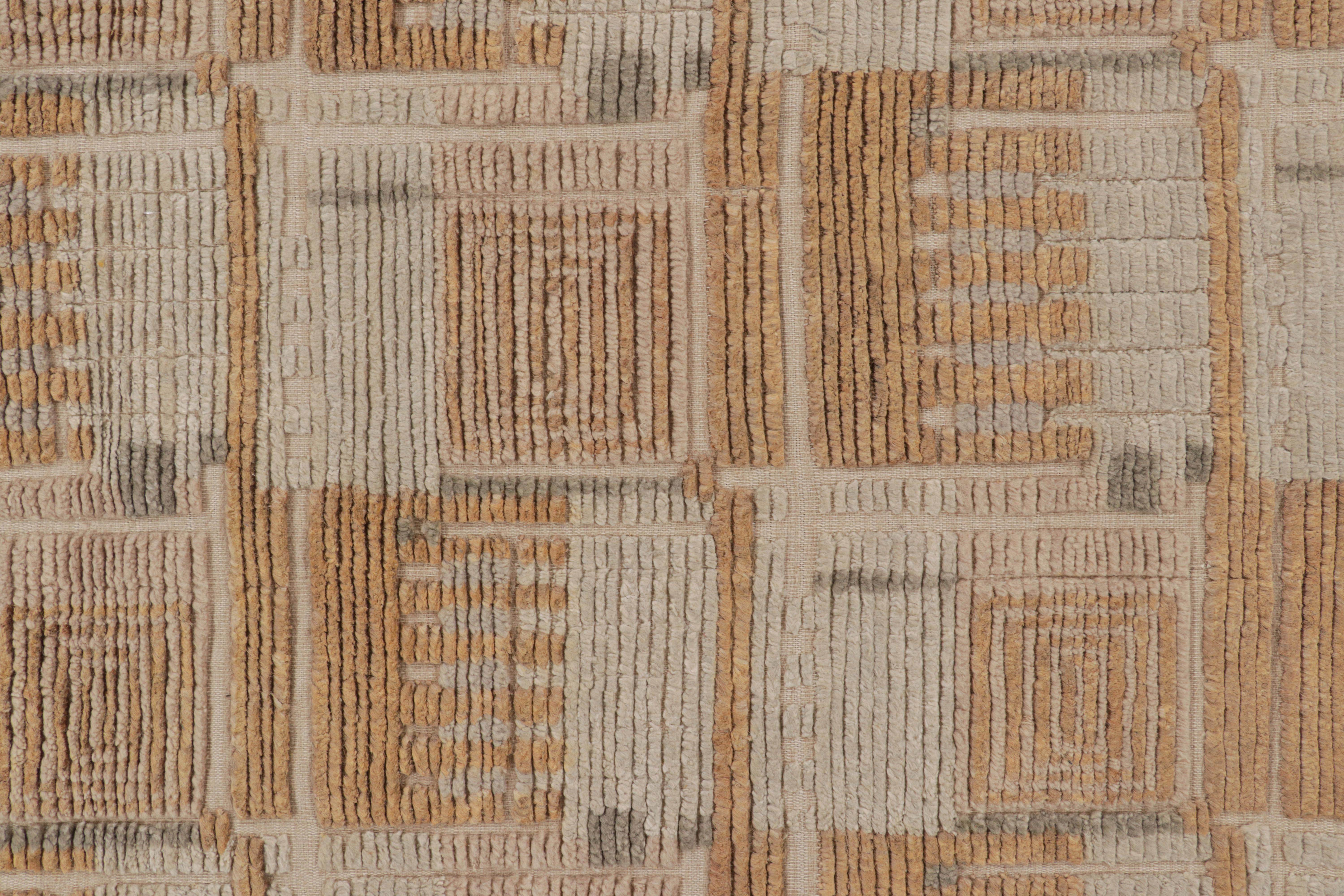 Scandinave moderne Rug & Kilim's Custom Scandinavian Style Rug in Beige with Geometric Patterns (tapis de style scandinave en beige avec des motifs géométriques) en vente
