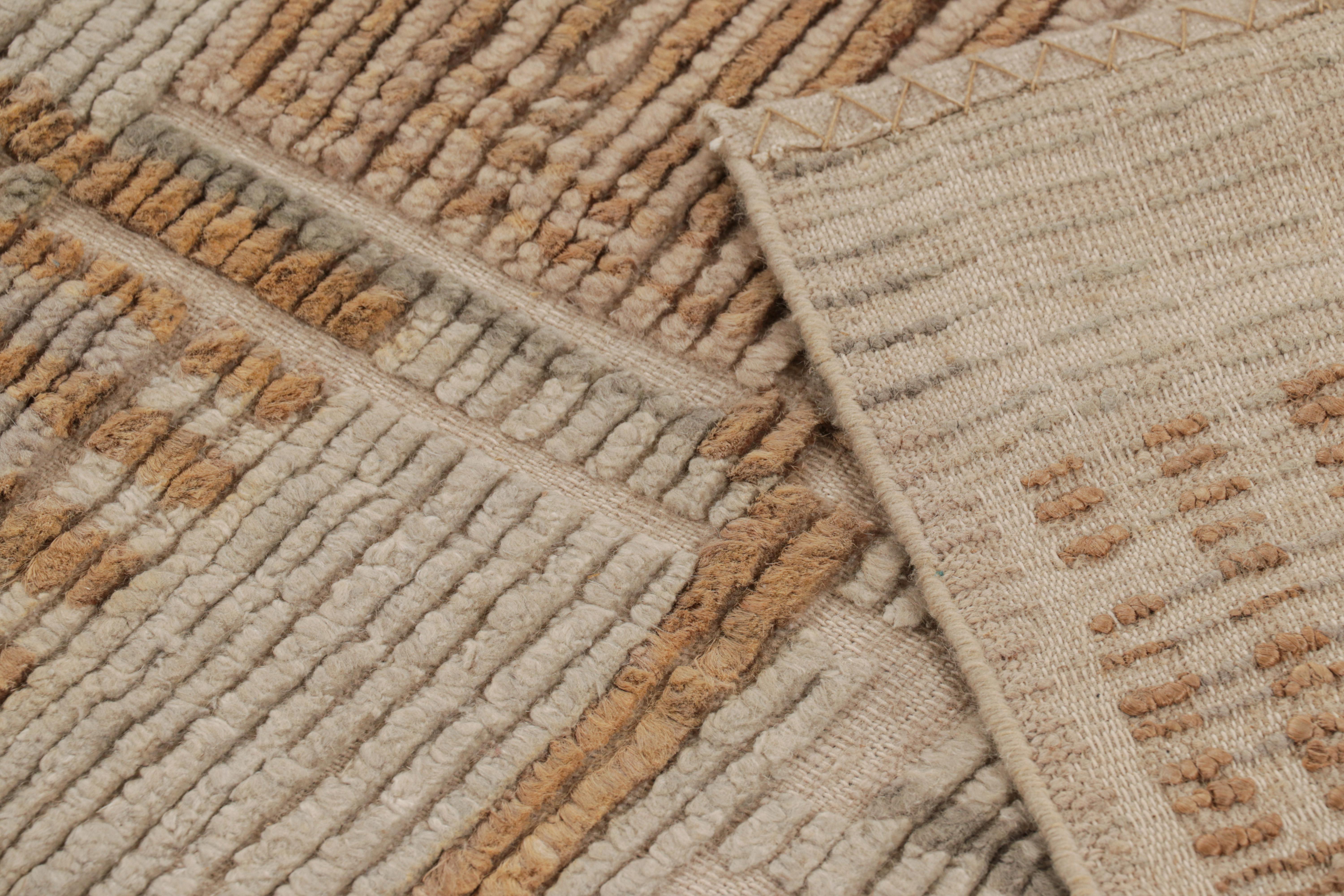 XXIe siècle et contemporain Rug & Kilim's Custom Scandinavian Style Rug in Beige with Geometric Patterns (tapis de style scandinave en beige avec des motifs géométriques) en vente