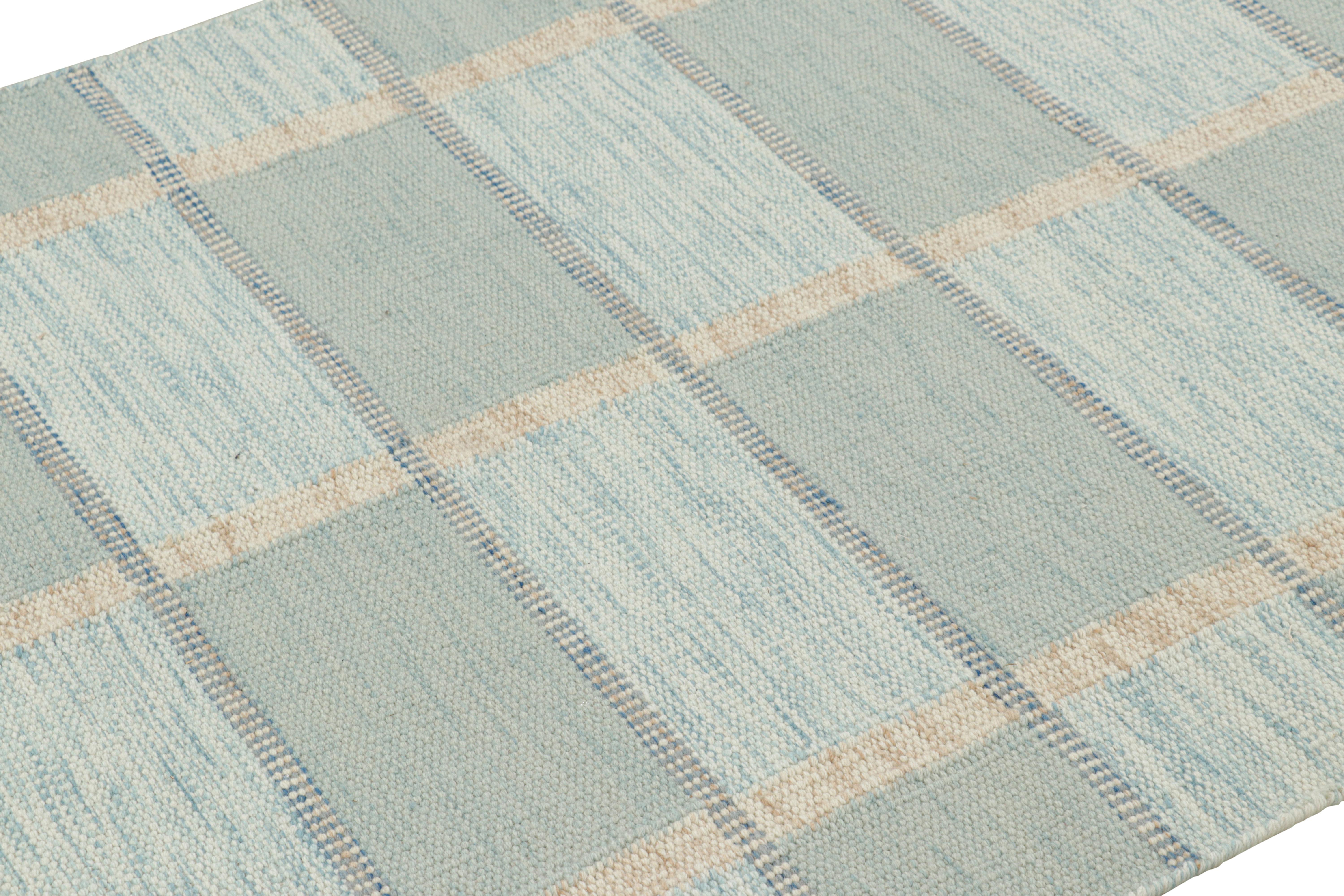 Este diseño de alfombra personalizada representa los tejidos planos de la galardonada colección de alfombras escandinavas de Rug & Kilim. Tejido a mano en lana, su diseño presenta motivos geométricos en tonos azules y beige en fino estilo modernista