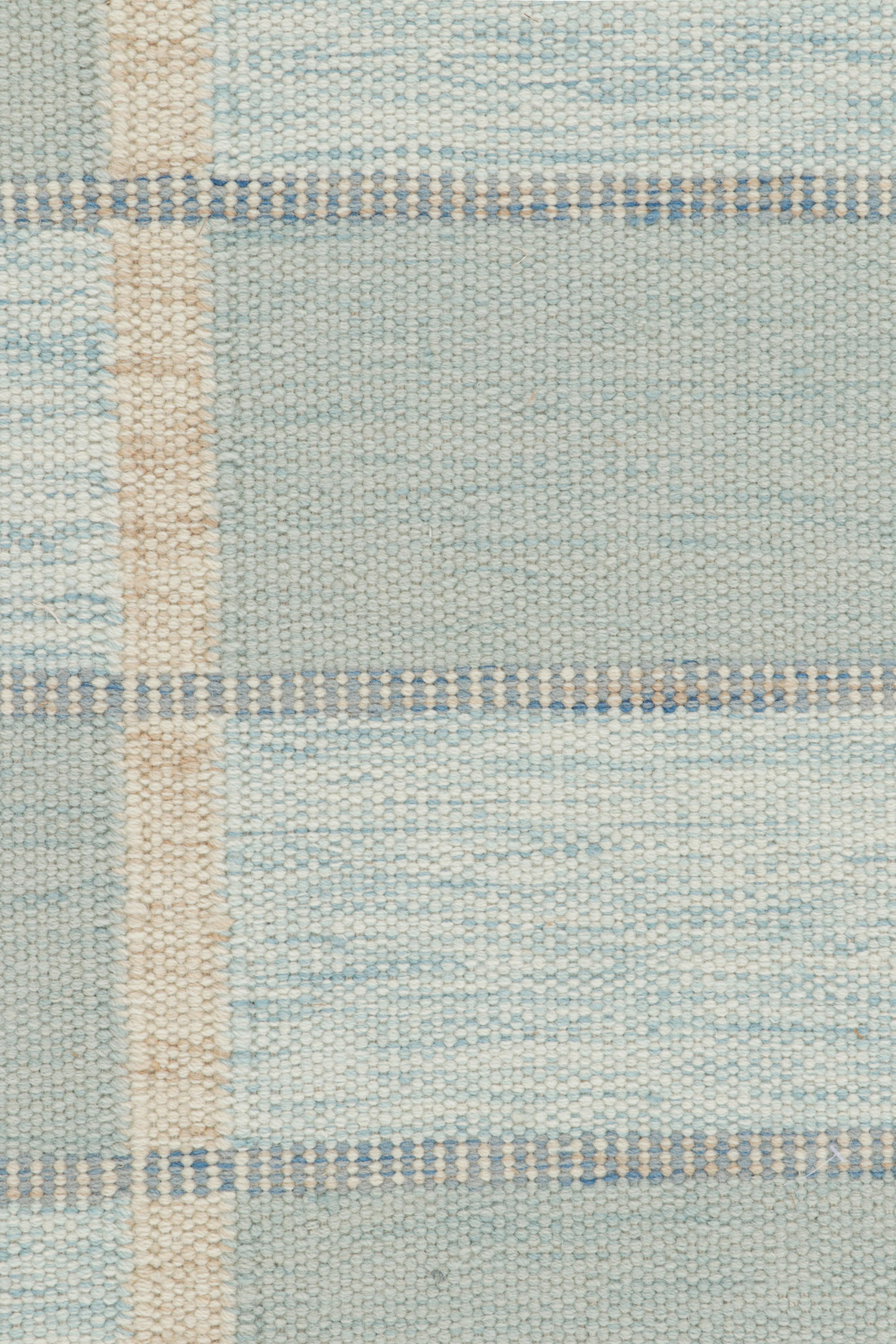 Alfombra de estilo escandinavo personalizada de Rug & Kilim con motivos geométricos en azul y beige Moderno en venta
