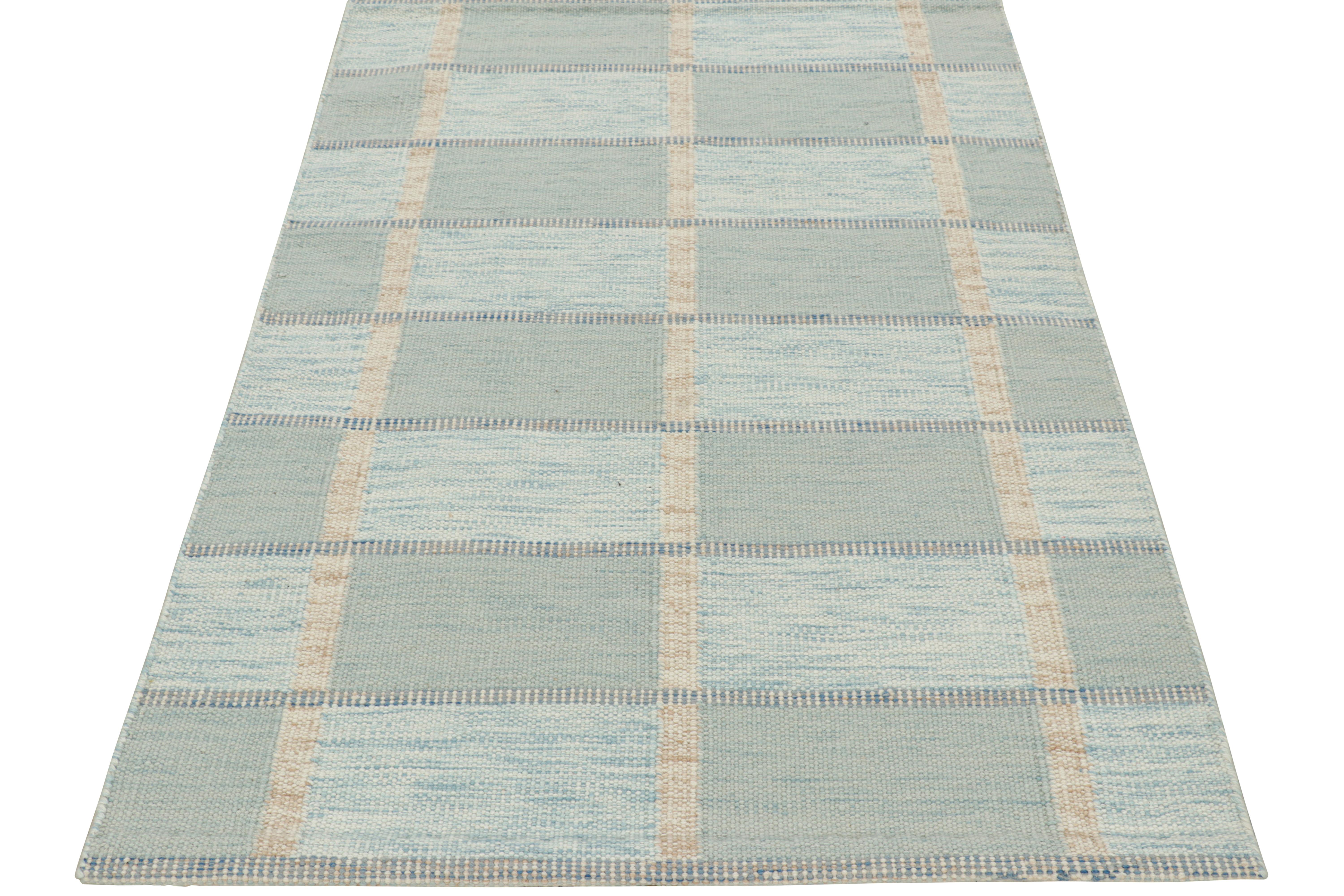 Alfombra de estilo escandinavo personalizada de Rug & Kilim con motivos geométricos en azul y beige Indio en venta