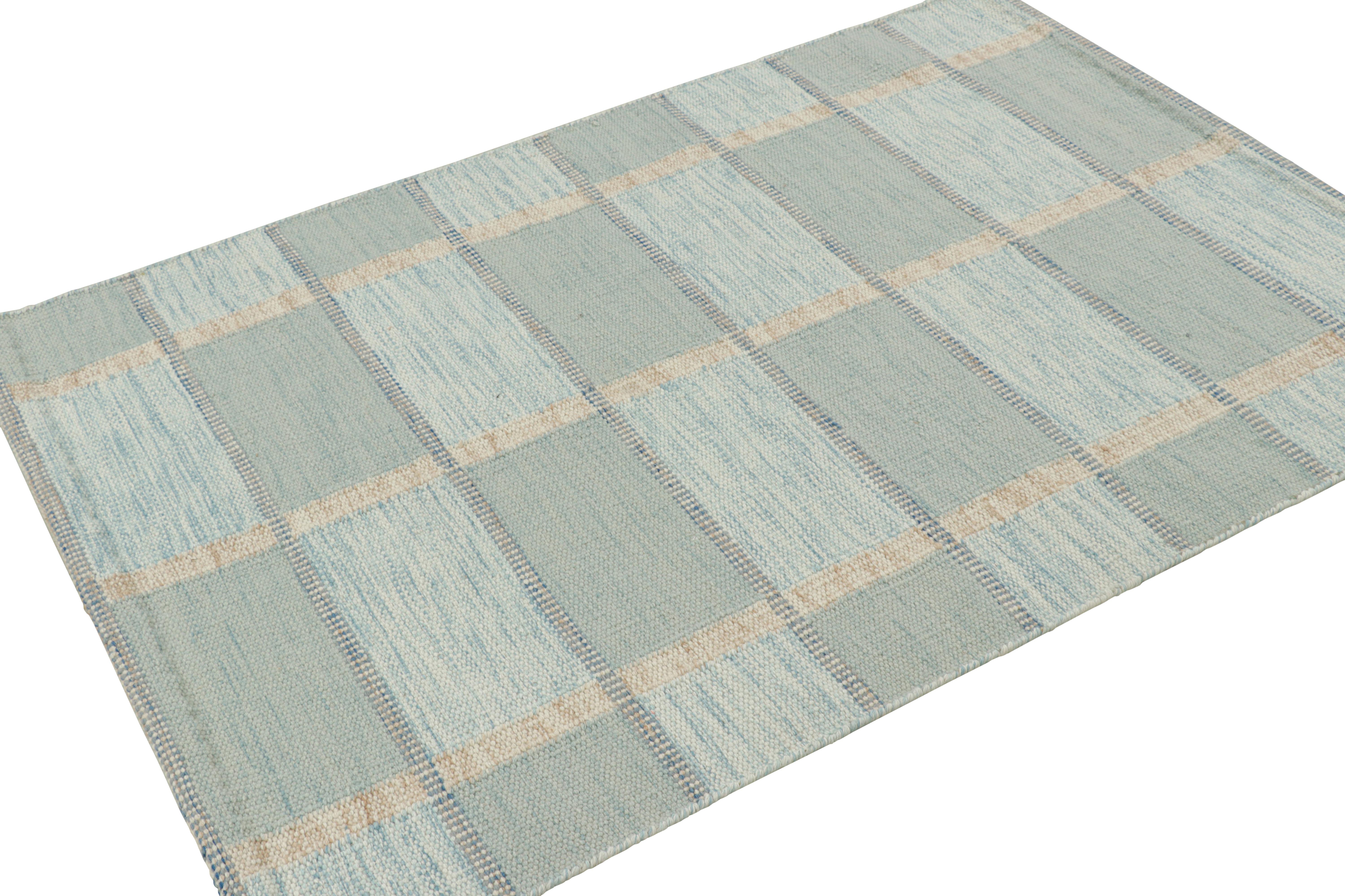 Alfombra de estilo escandinavo personalizada de Rug & Kilim con motivos geométricos en azul y beige Tejido a mano en venta
