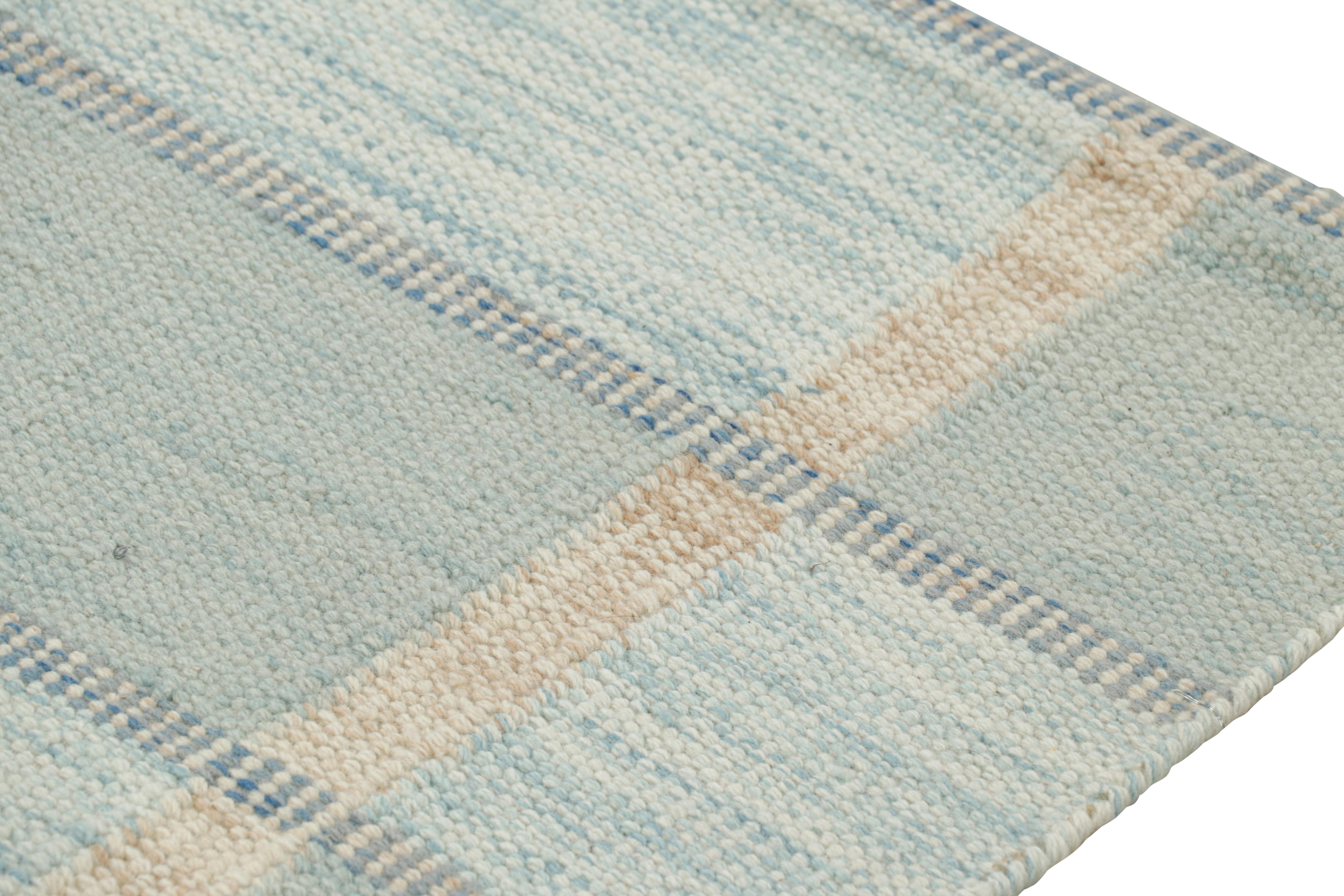Alfombra de estilo escandinavo personalizada de Rug & Kilim con motivos geométricos en azul y beige en Nuevo estado para la venta en Long Island City, NY