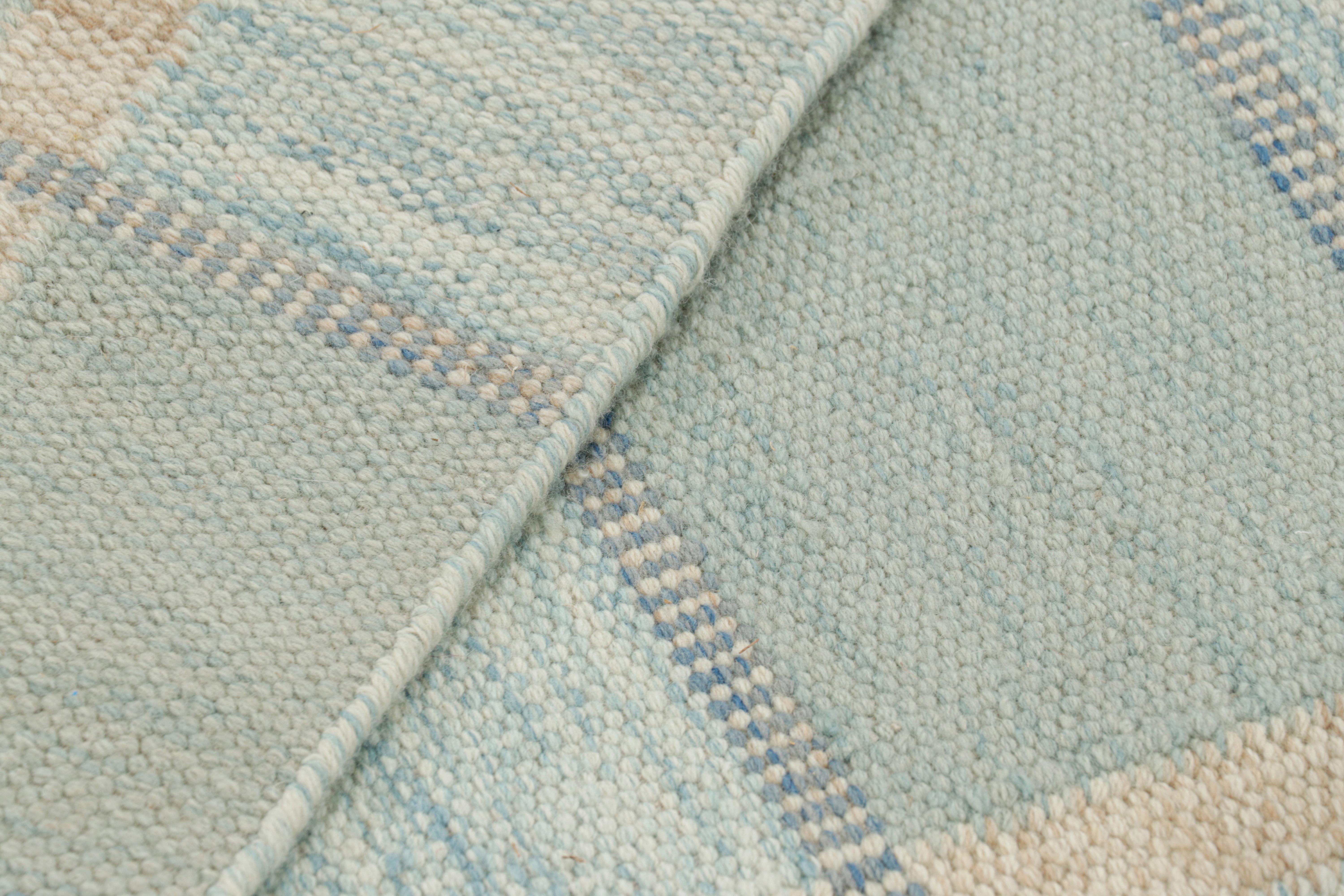 Alfombra de estilo escandinavo personalizada de Rug & Kilim con motivos geométricos en azul y beige Siglo XXI y contemporáneo en venta