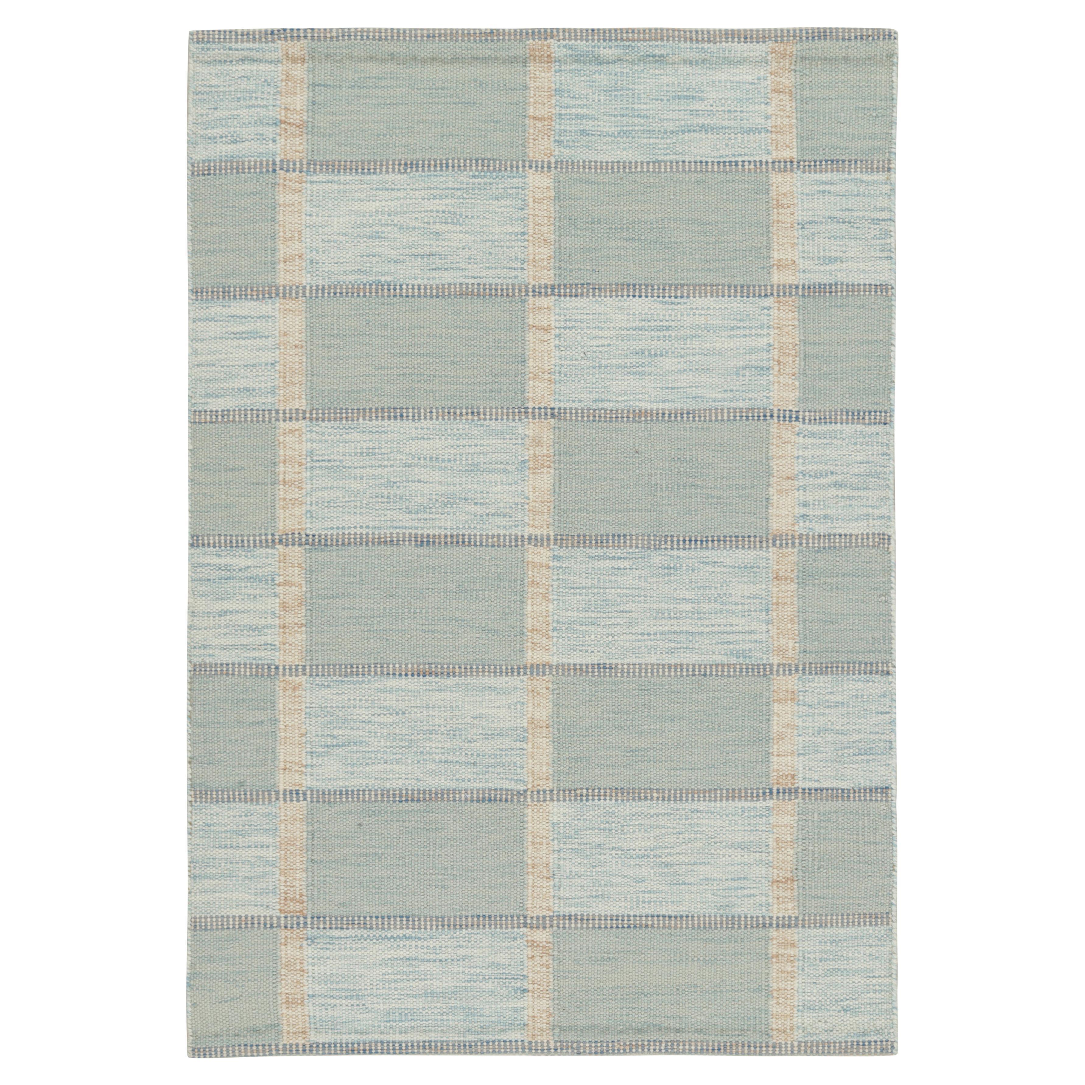 Rug & Kilim's maßgeschneiderter Teppich im skandinavischen Stil mit geometrischen Mustern in Blau und Beige