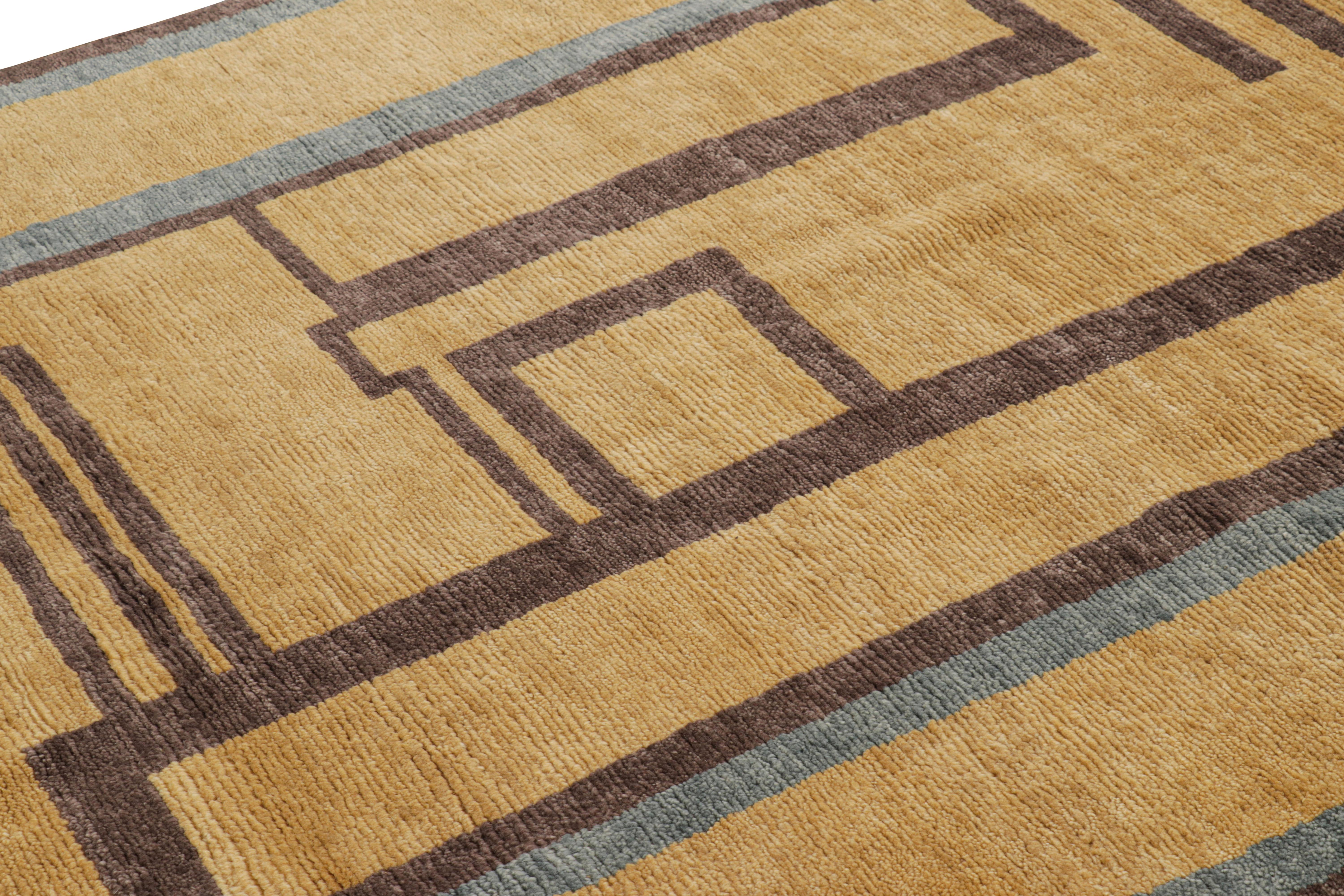 Dieser schwedische Teppich im Format 5x9 ist eine kühne Neuheit in der skandinavischen Kollektion von Rug & Kilim. Das aus Wolle handgeknüpfte Design ist inspiriert von geometrischen Mustern im Stil des schwedischen Dekos, die an Kronlund erinnern.