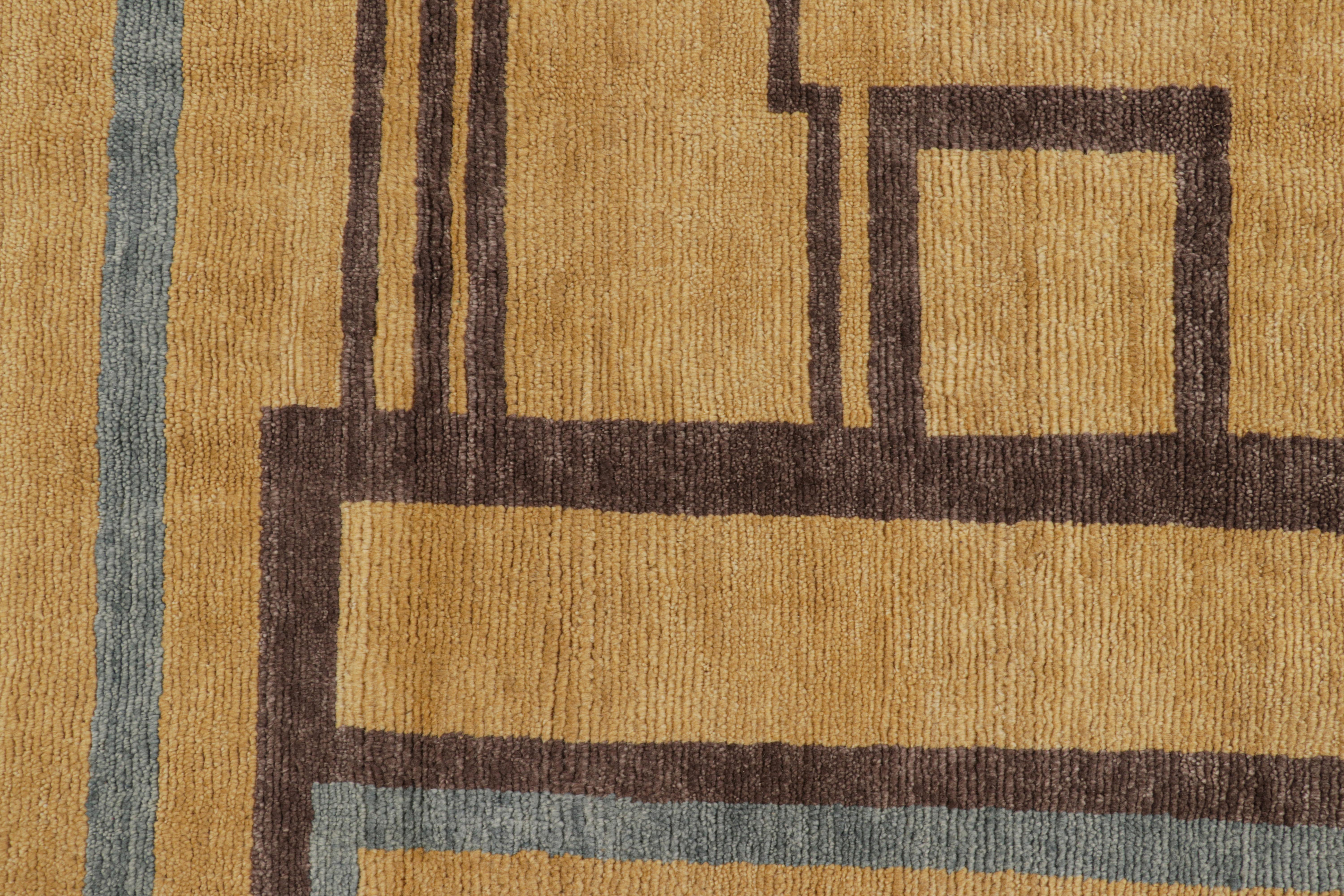 Rug & Kilim's maßgeschneiderter Teppich im skandinavischen Stil in Gold mit geometrischen Mustern (Skandinavische Moderne) im Angebot