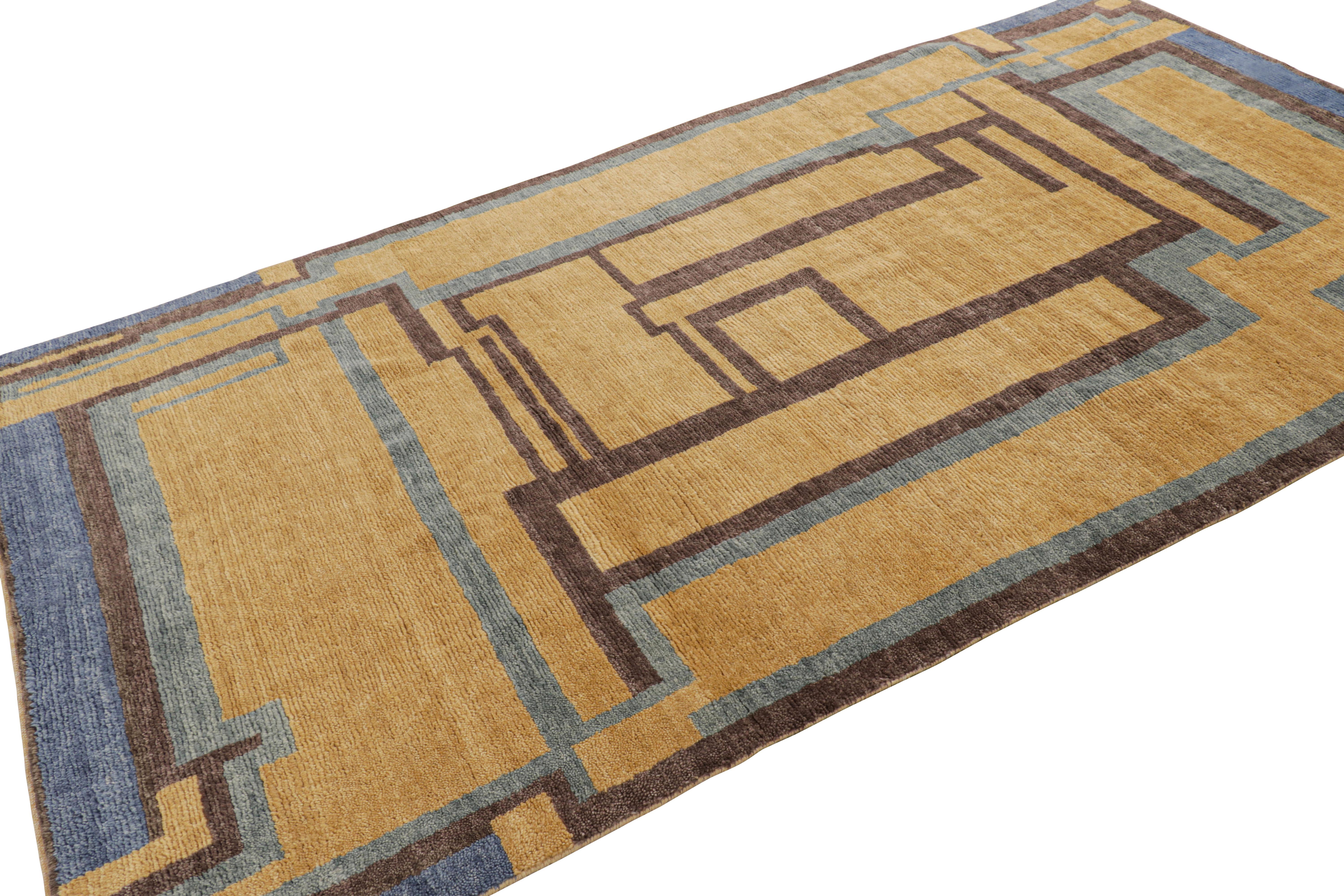 Rug & Kilim's maßgeschneiderter Teppich im skandinavischen Stil in Gold mit geometrischen Mustern (Indisch) im Angebot