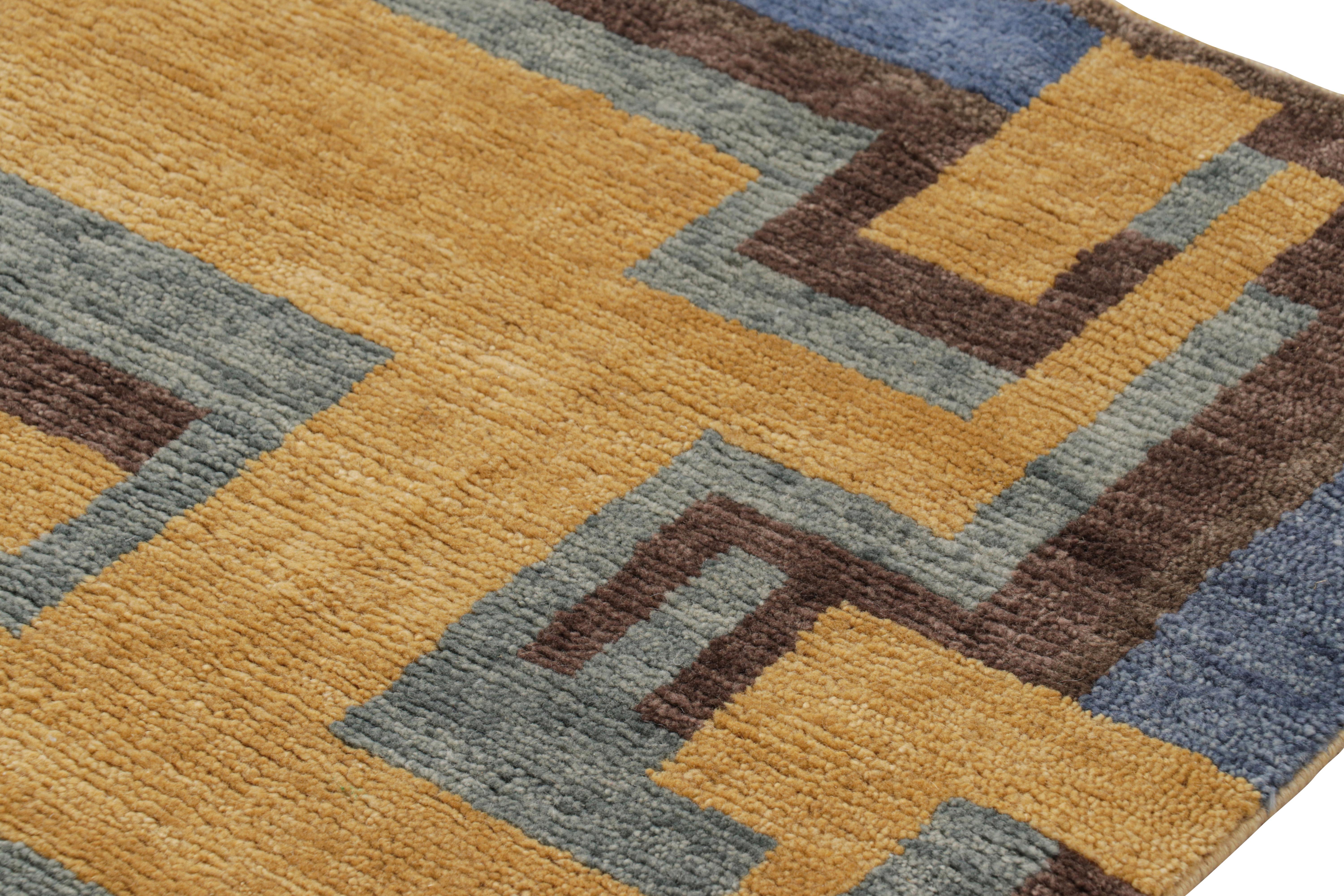 Rug & Kilim's maßgeschneiderter Teppich im skandinavischen Stil in Gold mit geometrischen Mustern im Zustand „Neu“ im Angebot in Long Island City, NY