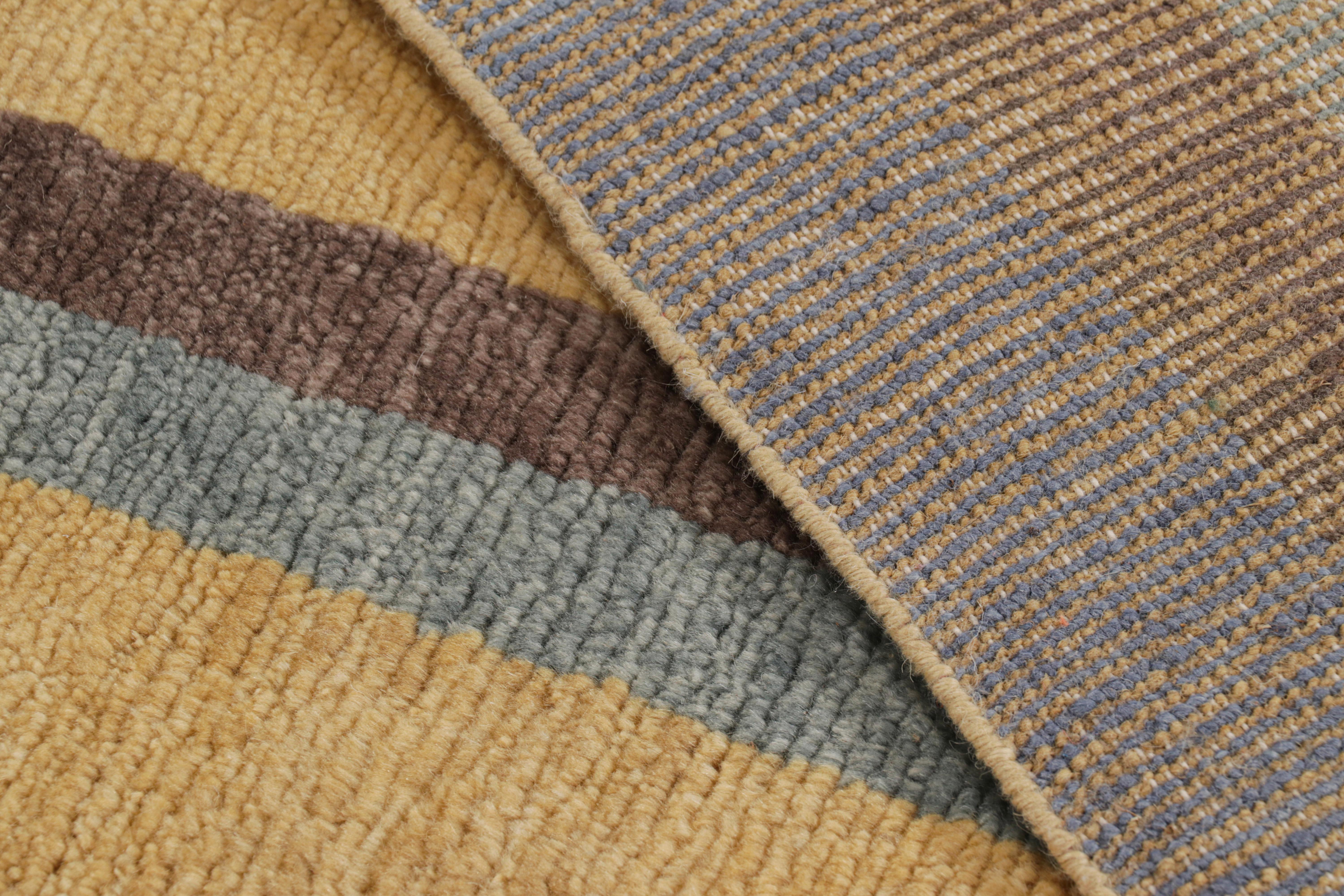 Rug & Kilim's maßgeschneiderter Teppich im skandinavischen Stil in Gold mit geometrischen Mustern (21. Jahrhundert und zeitgenössisch) im Angebot