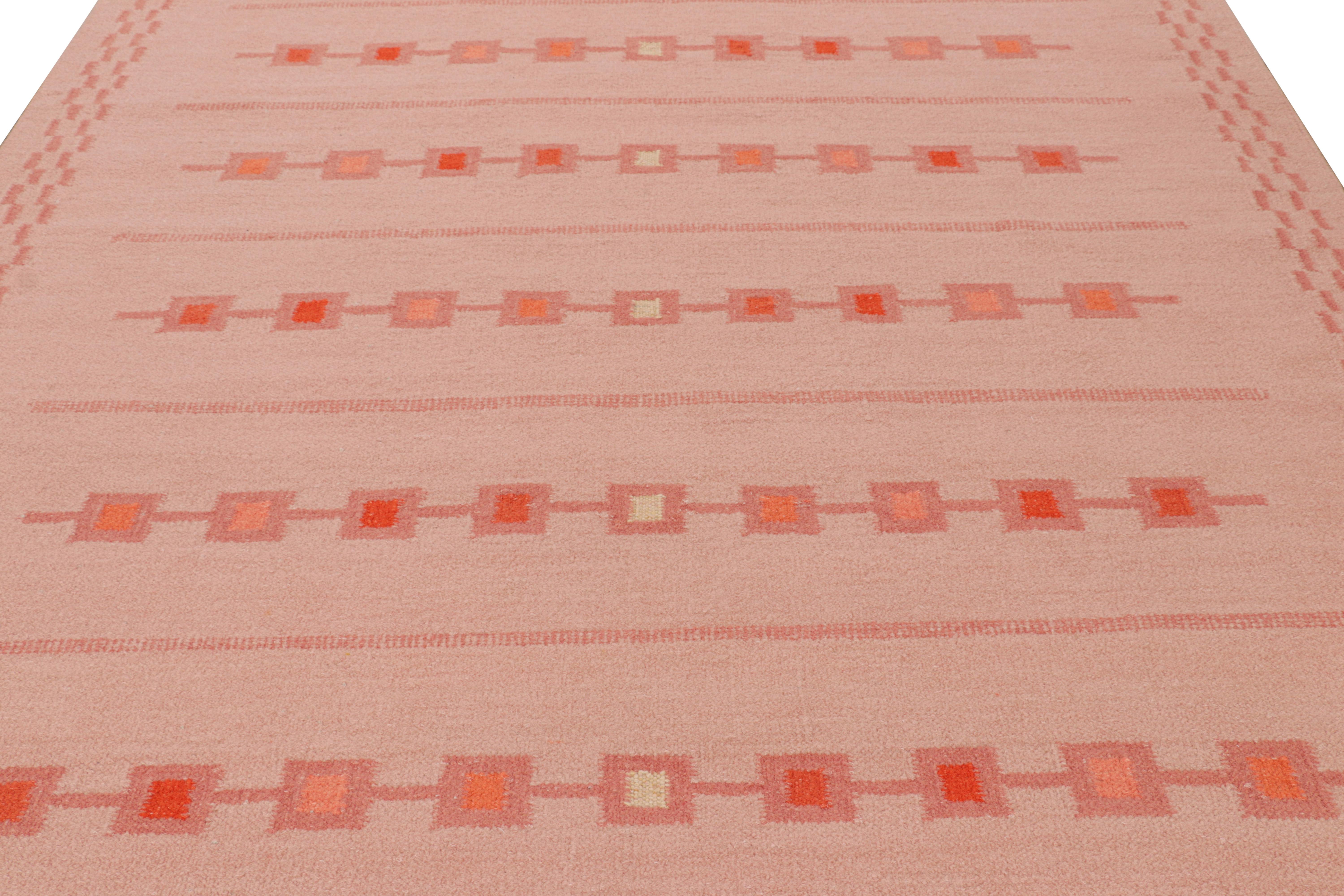 Dieser maßgefertigte Teppich aus der Scandinavian Collection'S von Rug & Kilim stellt eine neue Flachgewebe-Textur dar, die aus einer Mischung aus Wolle und exotischen Garnen handgewebt wurde - eine weiche, neue Textur, die von Alpaka-Garnen