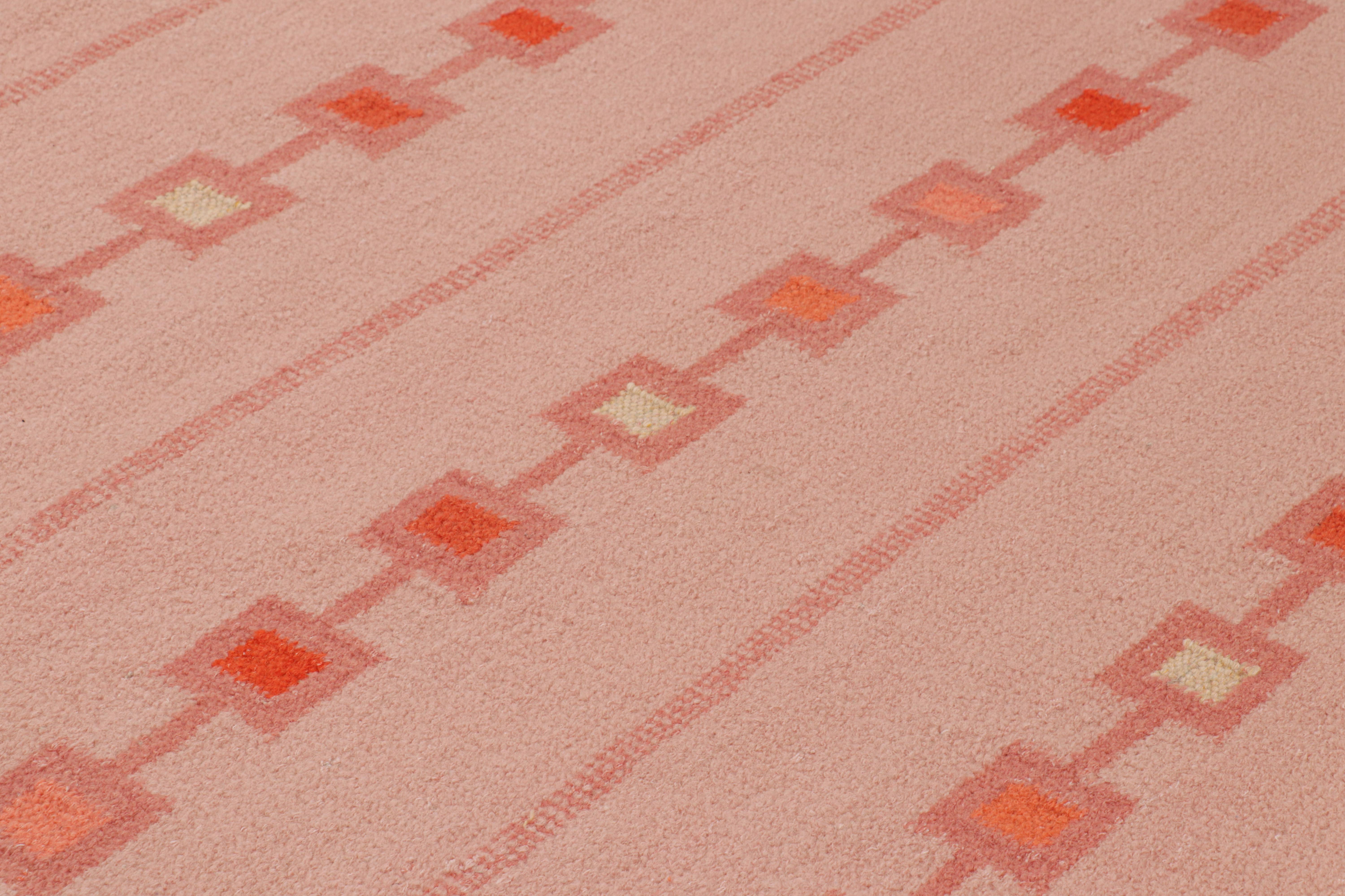 Rug & Kilims maßgefertigter Teppich im skandinavischen Stil in Rosa mit geometrischen Mustern (Moderne) im Angebot