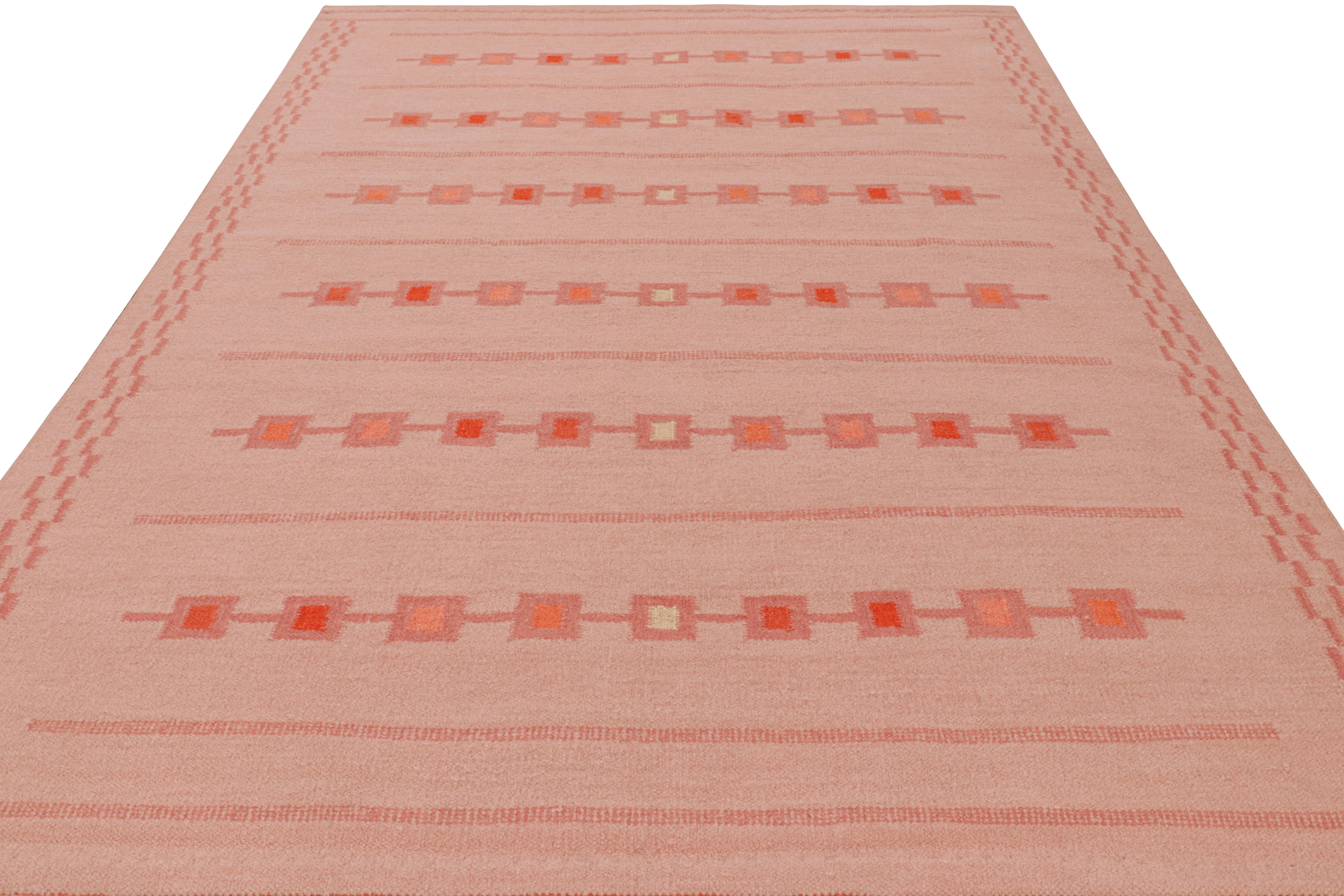 Rug & Kilims maßgefertigter Teppich im skandinavischen Stil in Rosa mit geometrischen Mustern (Indisch) im Angebot