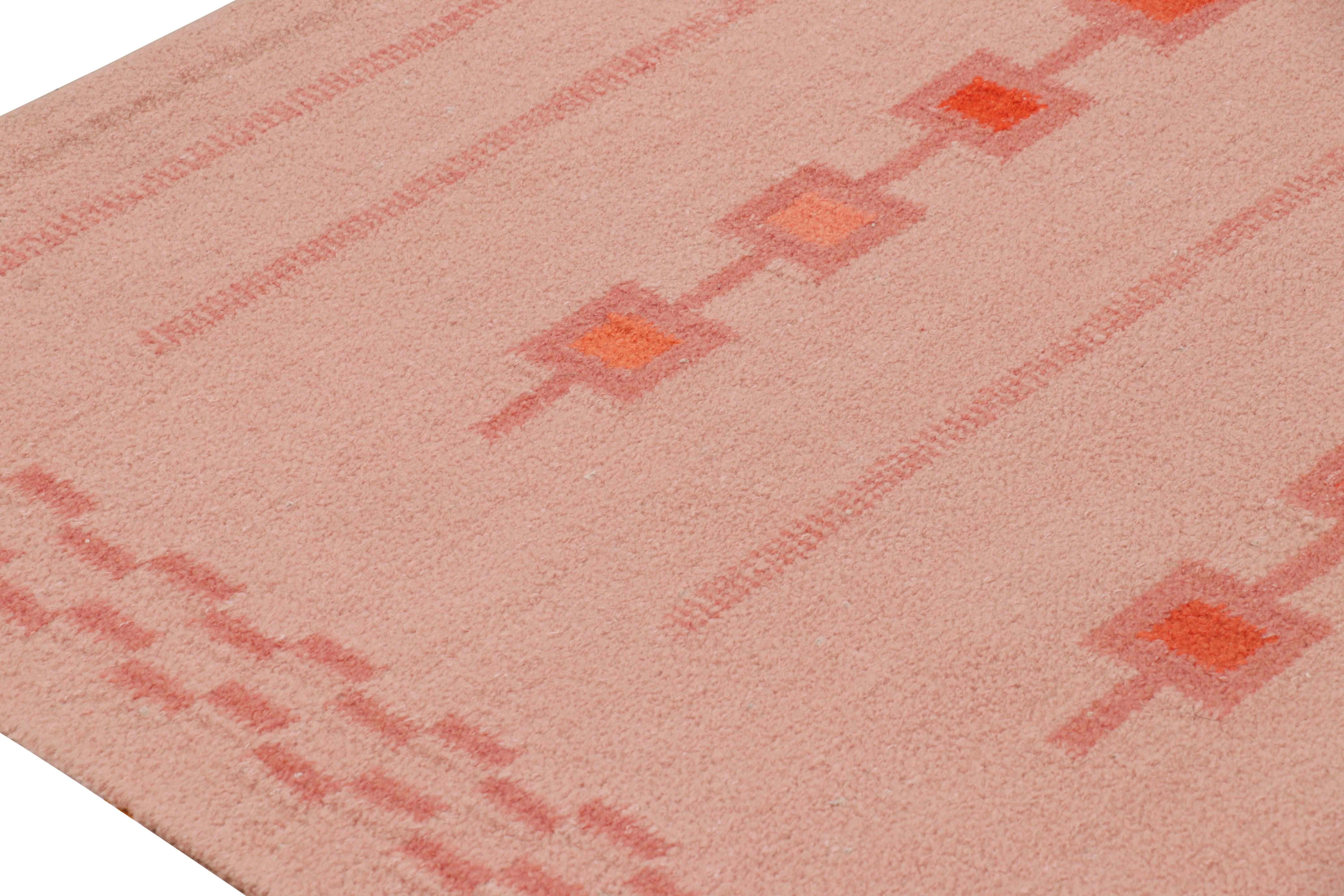 Rug & Kilims maßgefertigter Teppich im skandinavischen Stil in Rosa mit geometrischen Mustern im Zustand „Neu“ im Angebot in Long Island City, NY