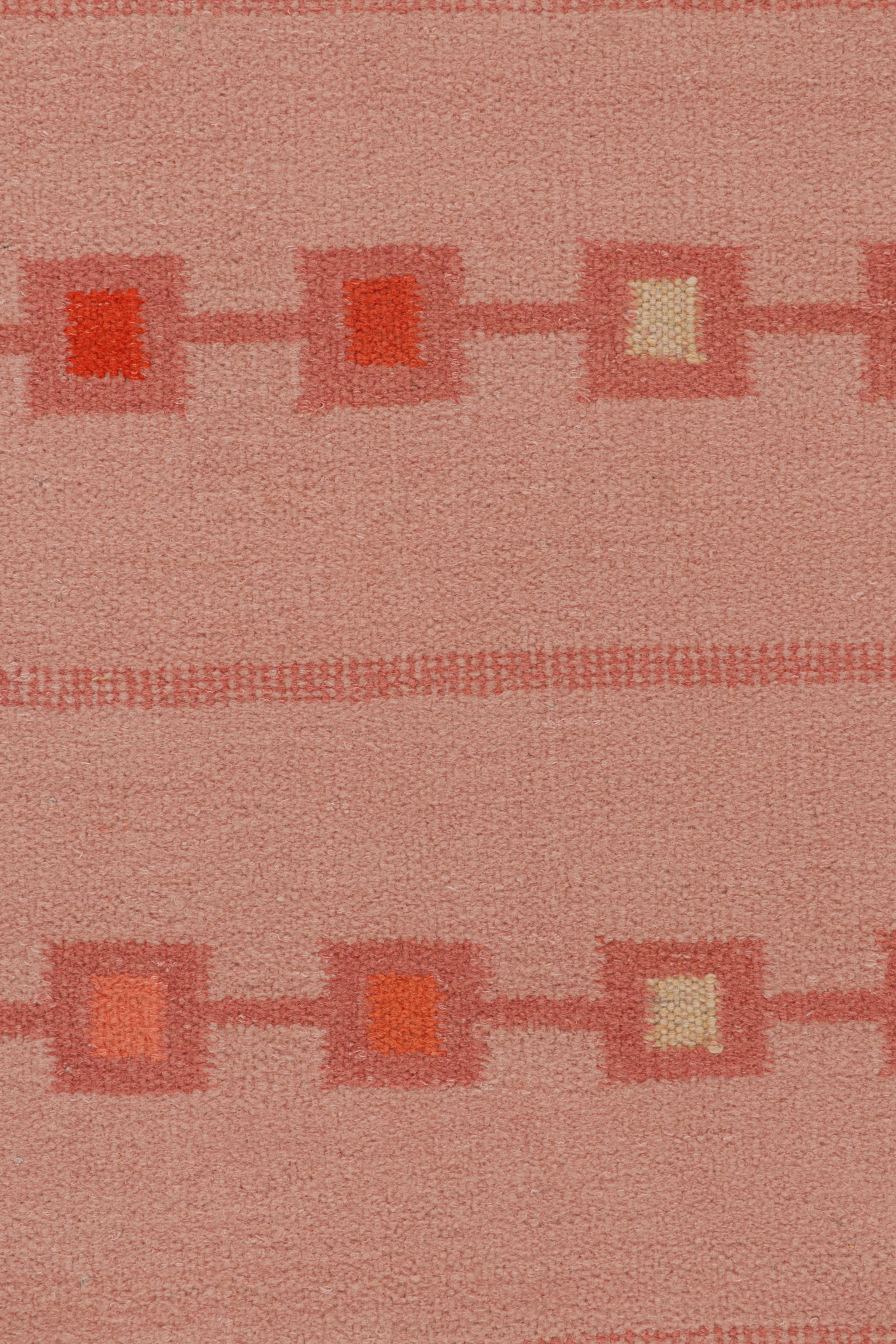 Rug & Kilims maßgefertigter Teppich im skandinavischen Stil in Rosa mit geometrischen Mustern (21. Jahrhundert und zeitgenössisch) im Angebot