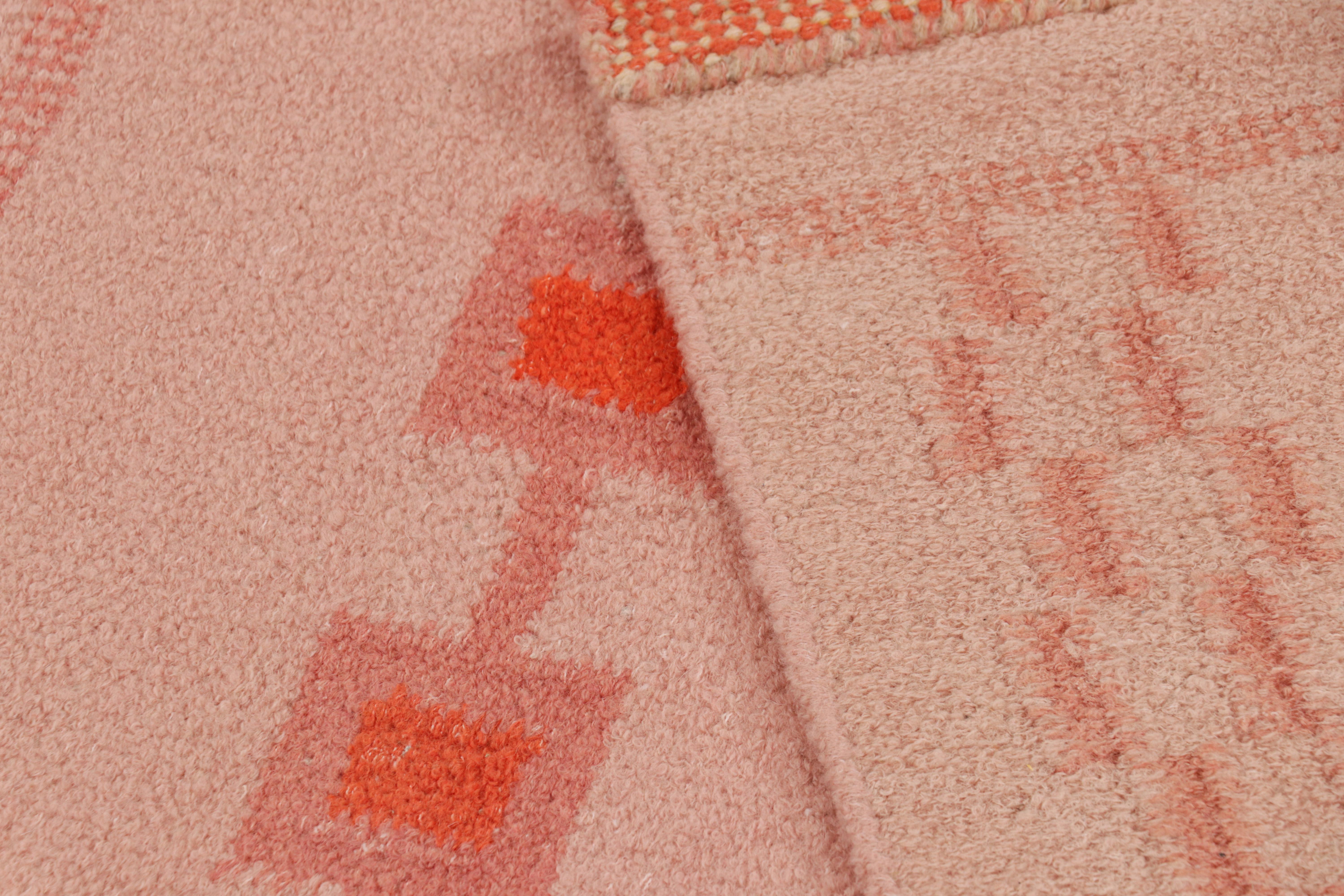 Rug & Kilims maßgefertigter Teppich im skandinavischen Stil in Rosa mit geometrischen Mustern (Wolle) im Angebot