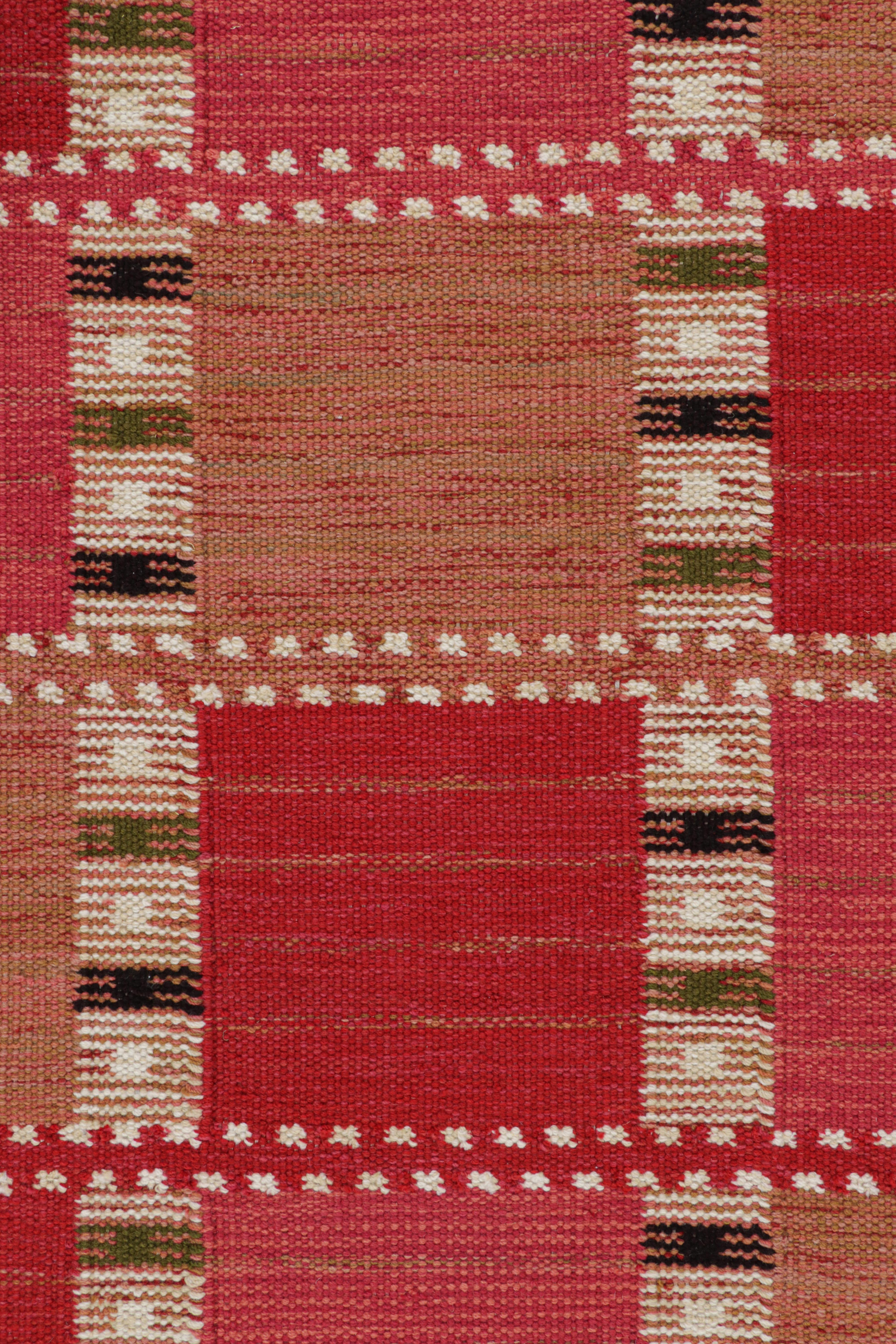 Moderne Rug & Kilim's Custom Scandinavian Style Rug in Red Tones with Geometric Patterns (Tapis de style scandinave personnalisé dans des tons rouges avec des motifs géométriques) en vente