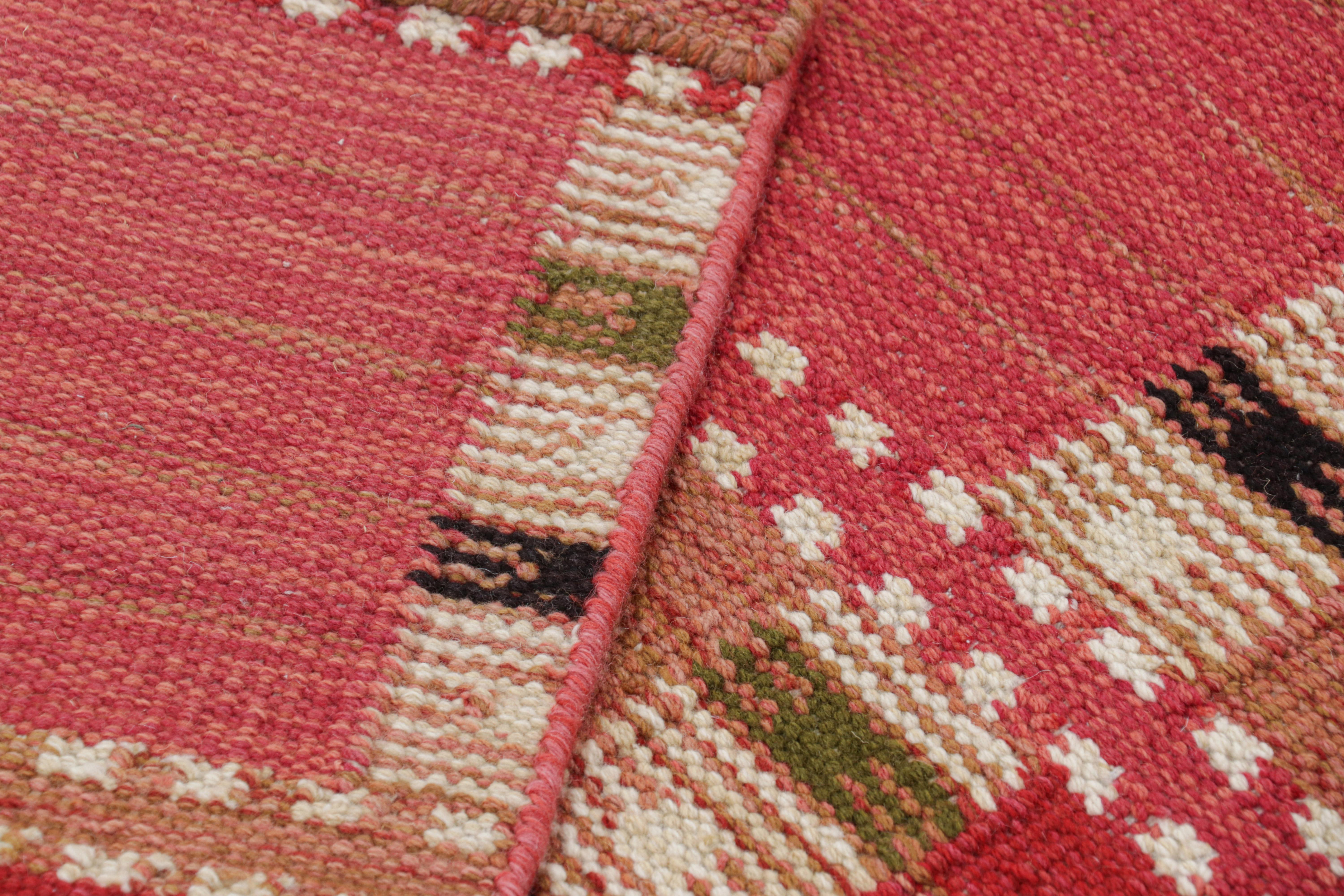 XXIe siècle et contemporain Rug & Kilim's Custom Scandinavian Style Rug in Red Tones with Geometric Patterns (Tapis de style scandinave personnalisé dans des tons rouges avec des motifs géométriques) en vente