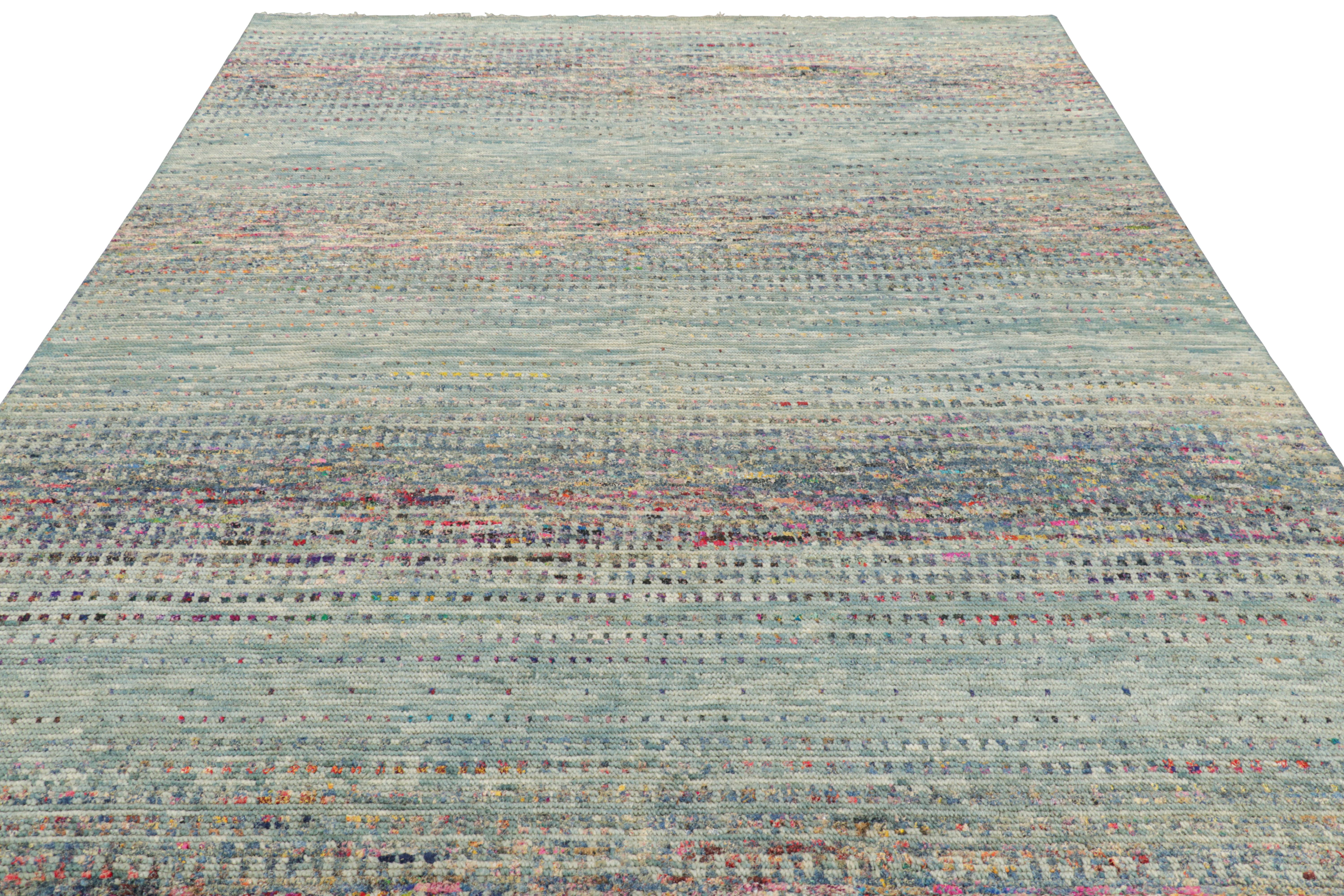 Annodato a mano Rug & Kilim: design personalizzato di un tappeto testurizzato nei toni del blu in vendita