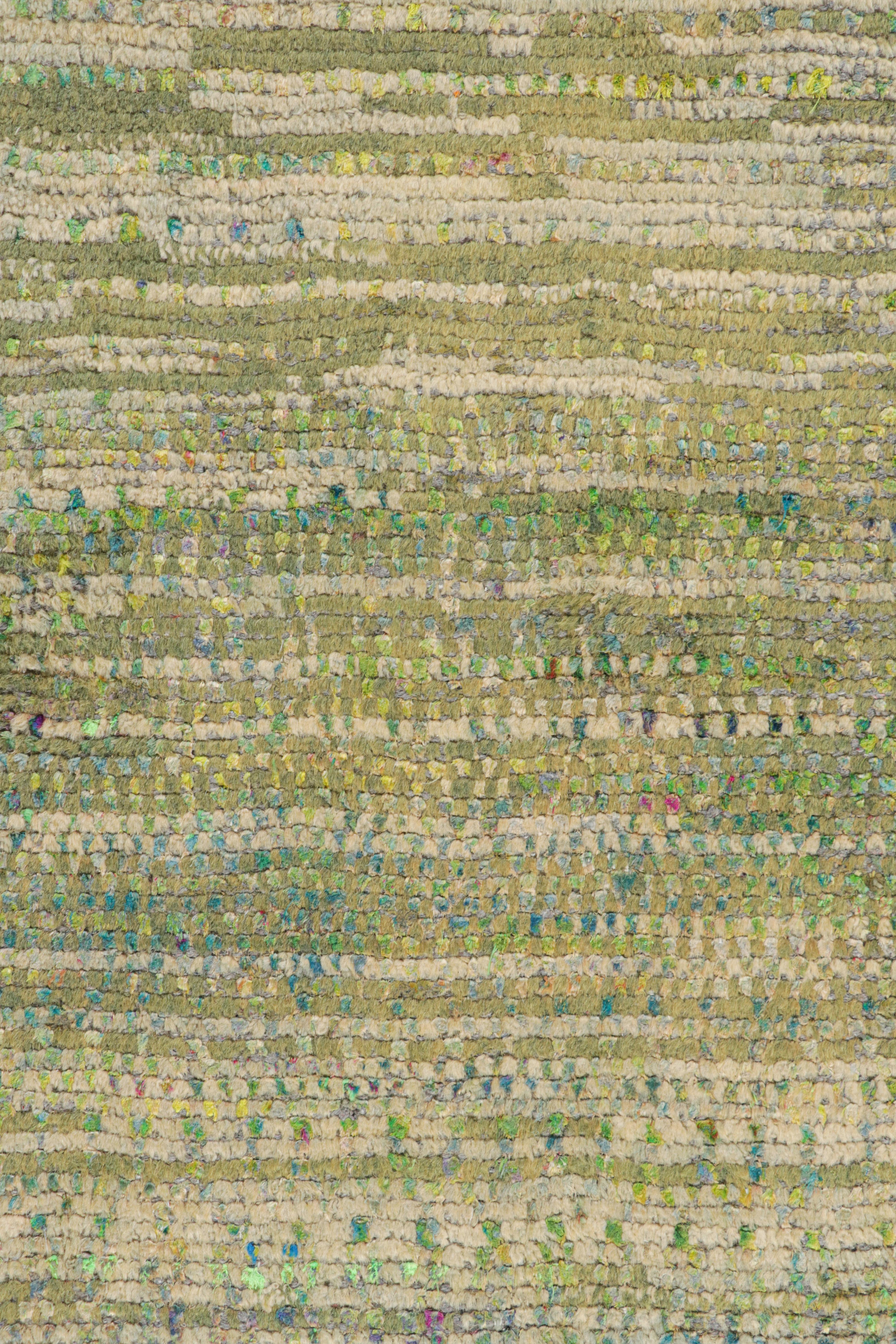 Moderno Rug & Kilim: design personalizzato di tappeti testurizzati con toni verdi e striature in vendita
