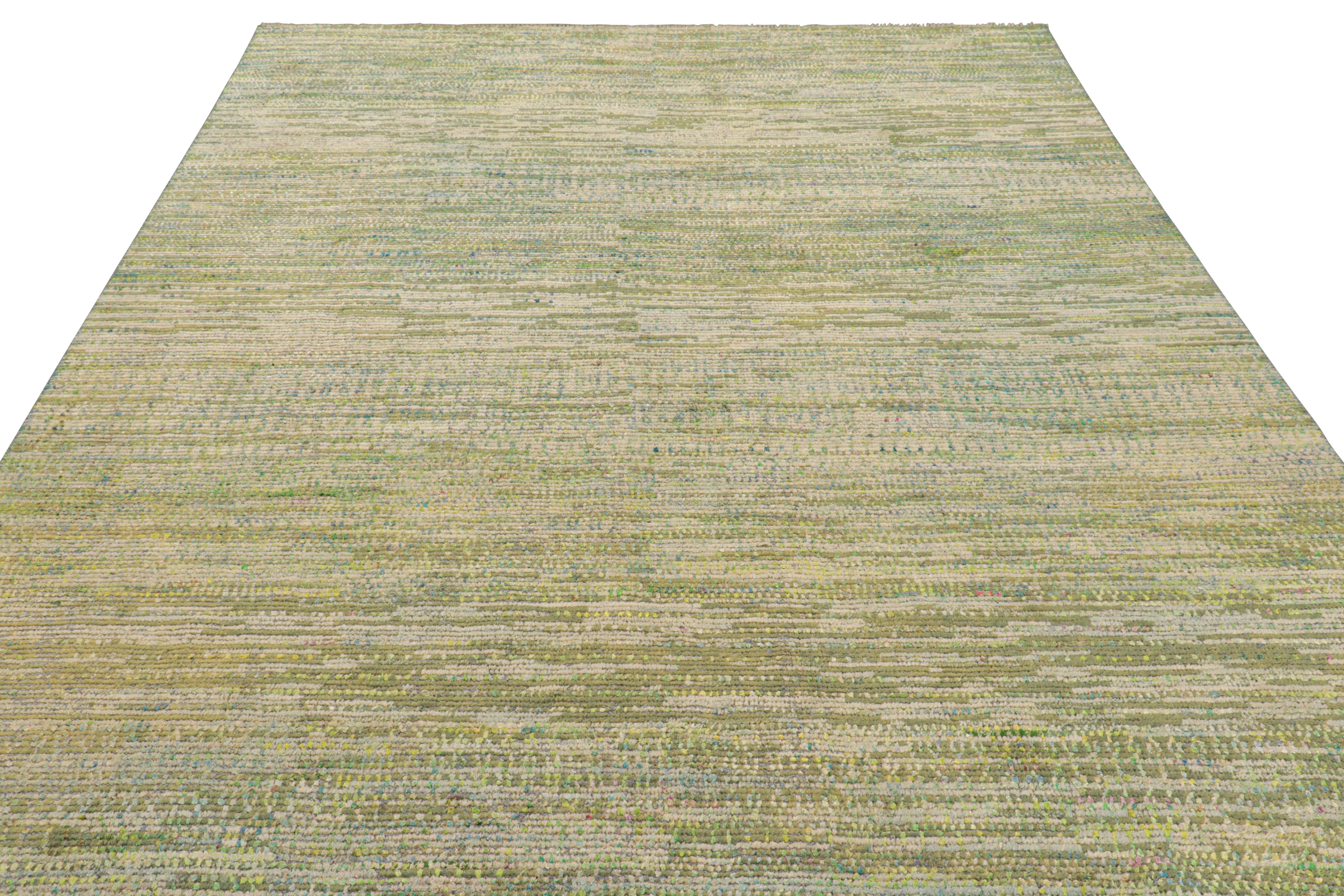 Annodato a mano Rug & Kilim: design personalizzato di tappeti testurizzati con toni verdi e striature in vendita