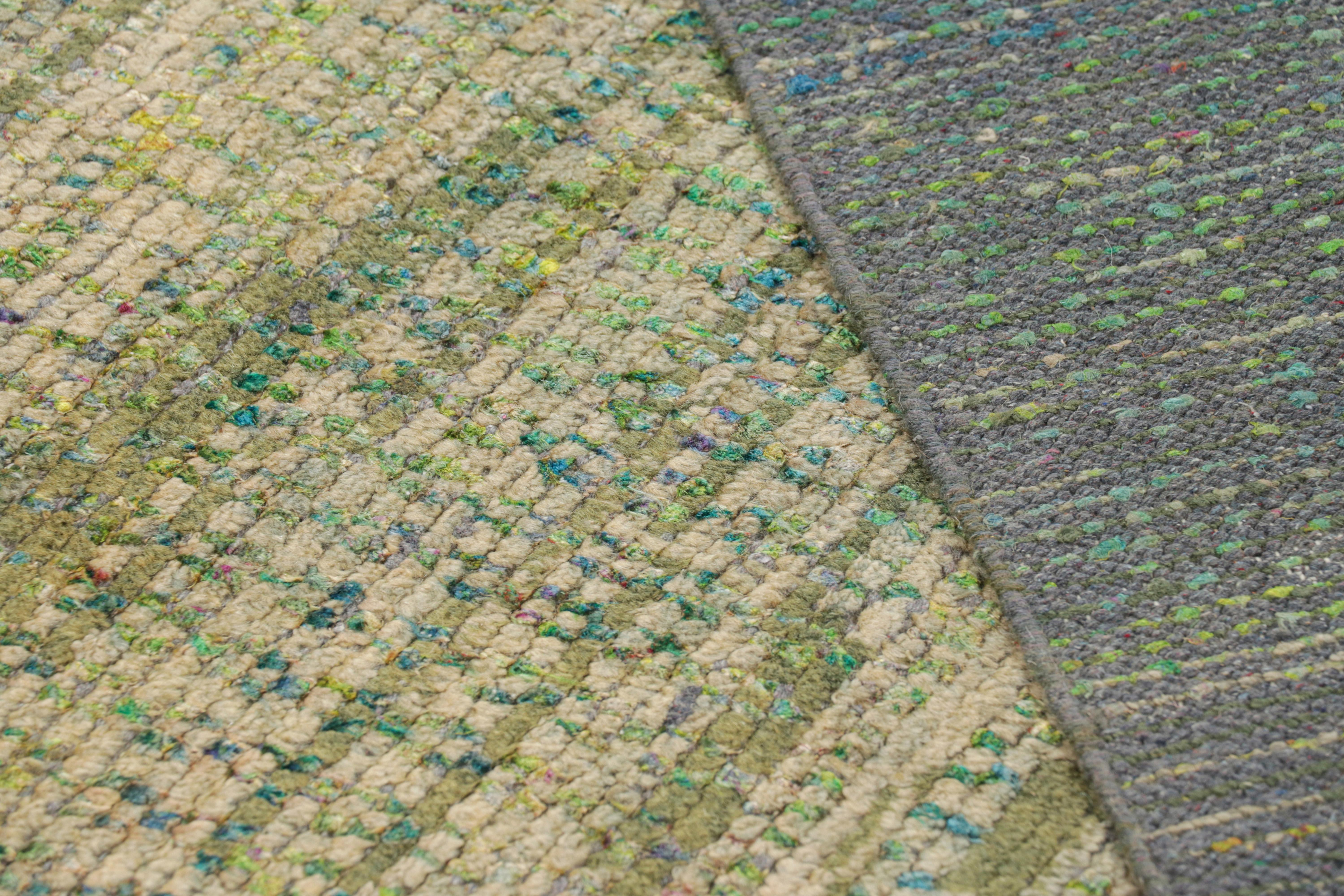 XXI secolo e contemporaneo Rug & Kilim: design personalizzato di tappeti testurizzati con toni verdi e striature in vendita