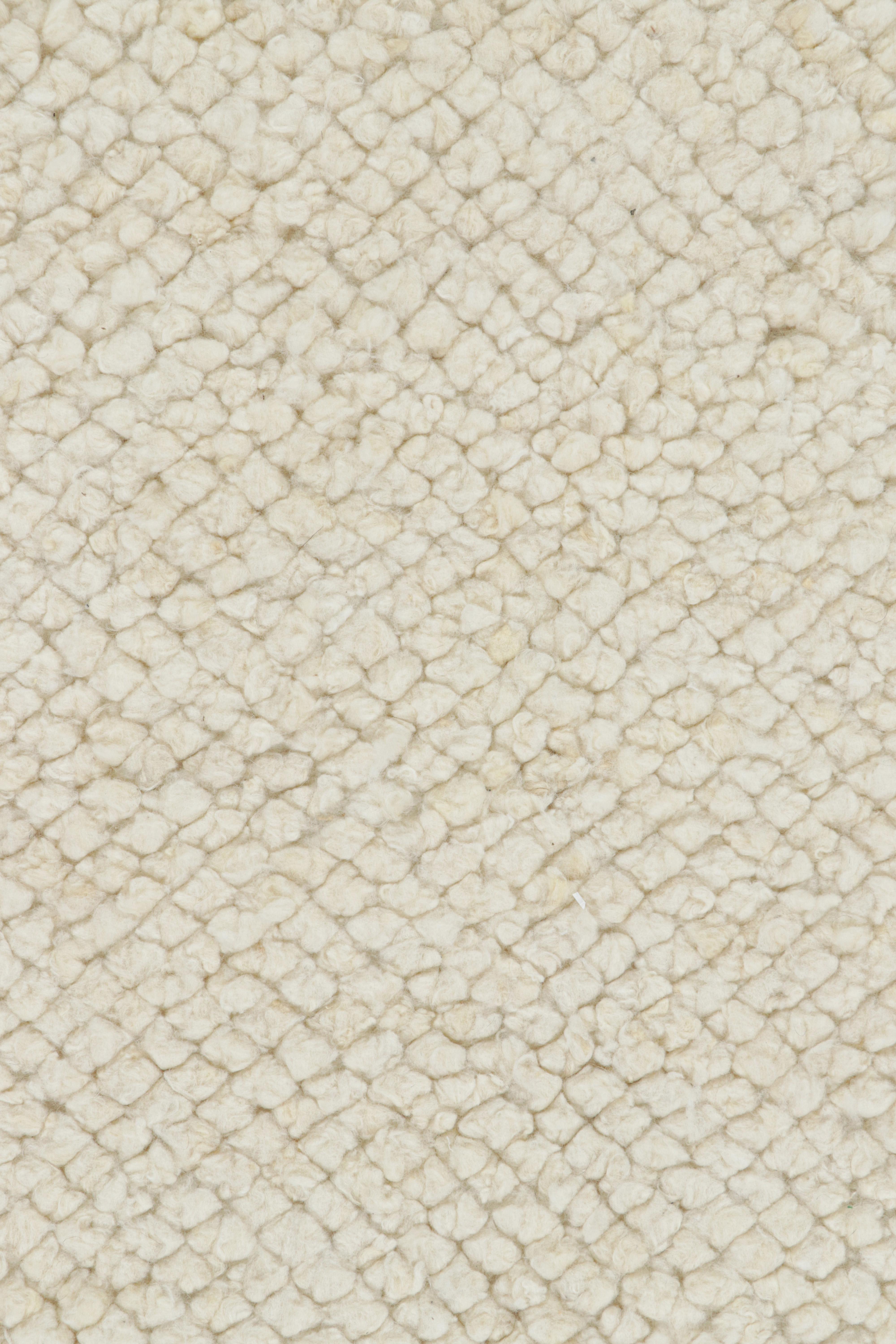 Moderno Rug & Kilim: design personalizzato di un tappeto testurizzato nei toni monocromatici del bianco in vendita