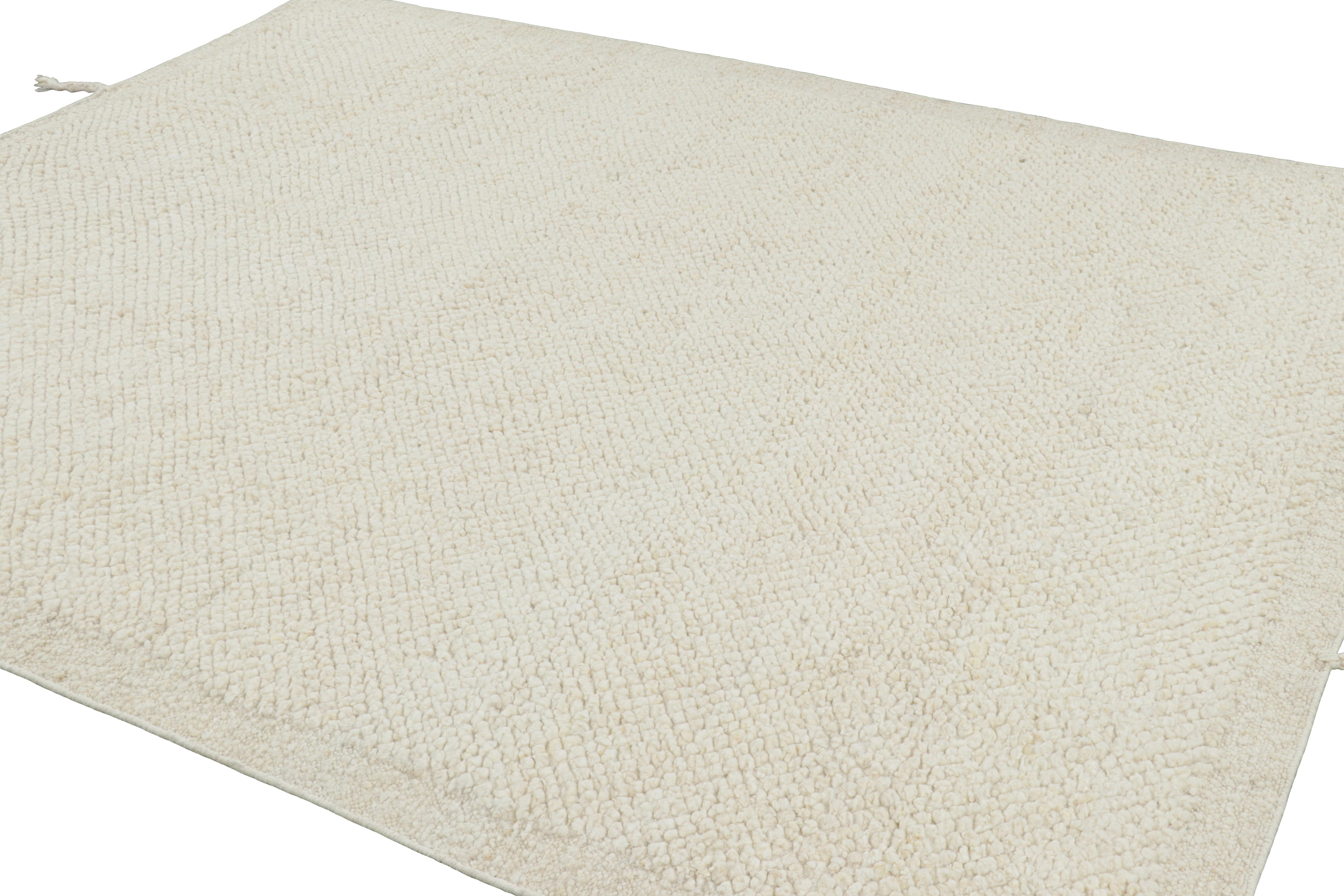 Indiano Rug & Kilim: design personalizzato di un tappeto testurizzato nei toni monocromatici del bianco in vendita