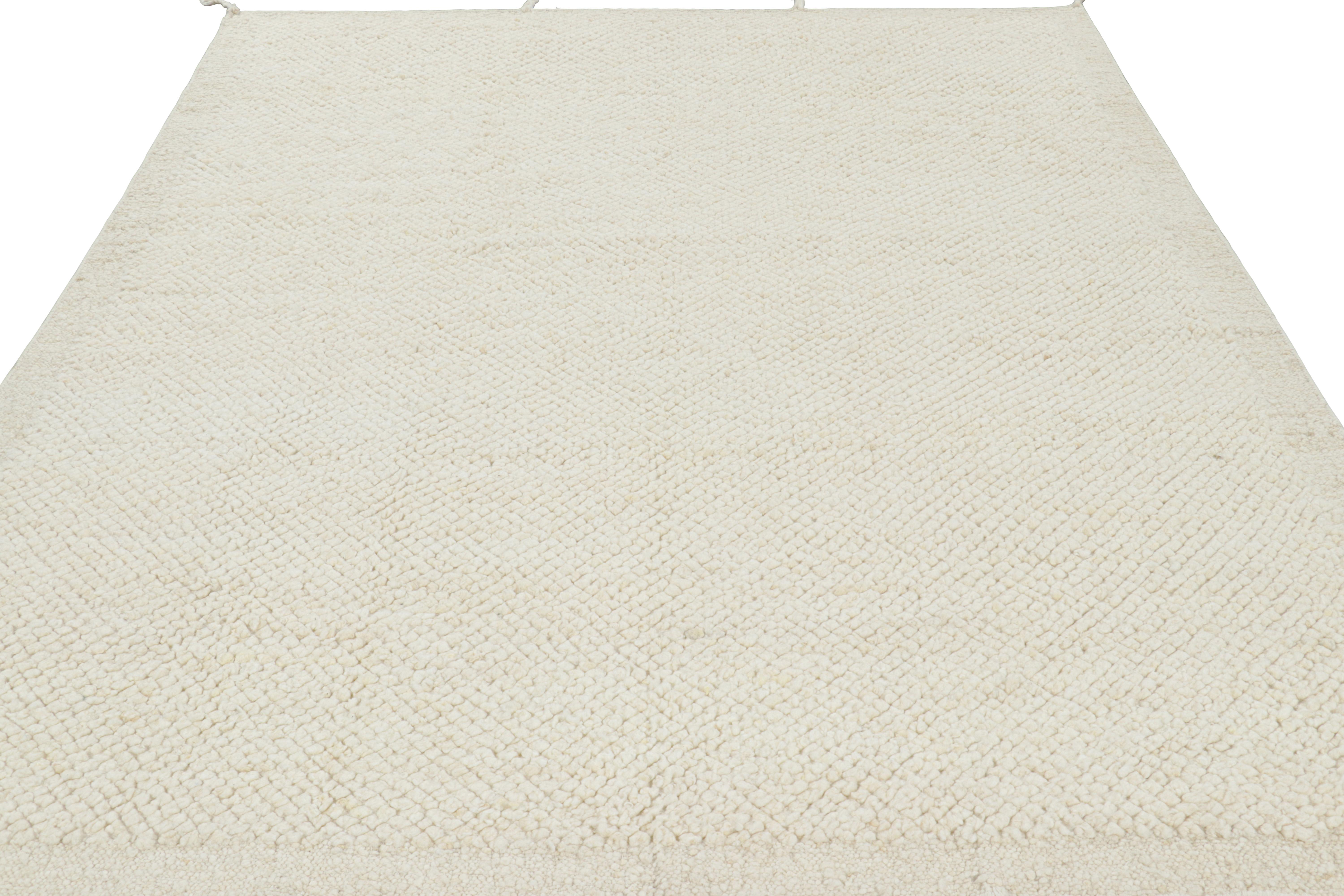Annodato a mano Rug & Kilim: design personalizzato di un tappeto testurizzato nei toni monocromatici del bianco in vendita