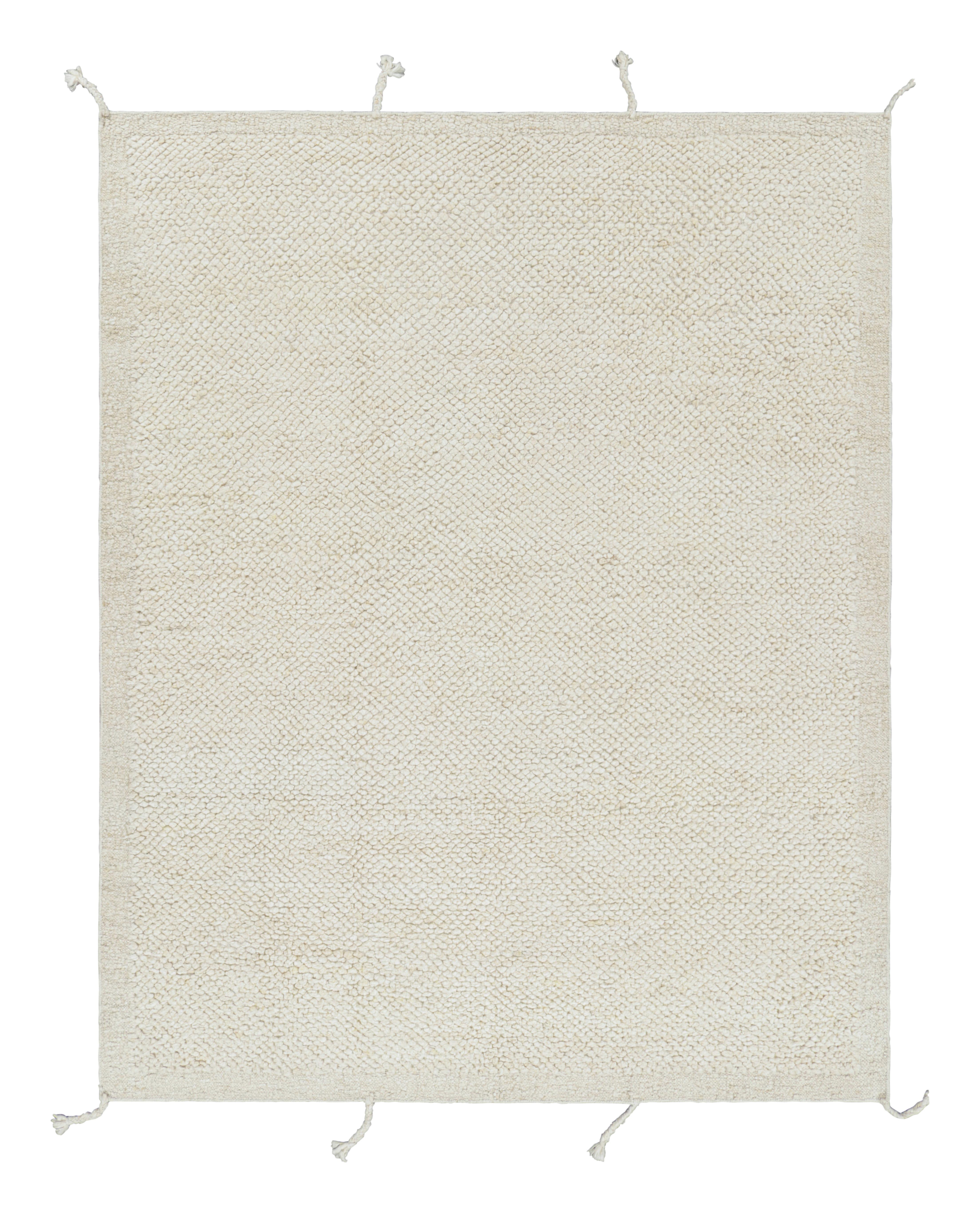 Rug & Kilim: design personalizzato di un tappeto testurizzato nei toni monocromatici del bianco In condizioni Nuovo in vendita a Long Island City, NY
