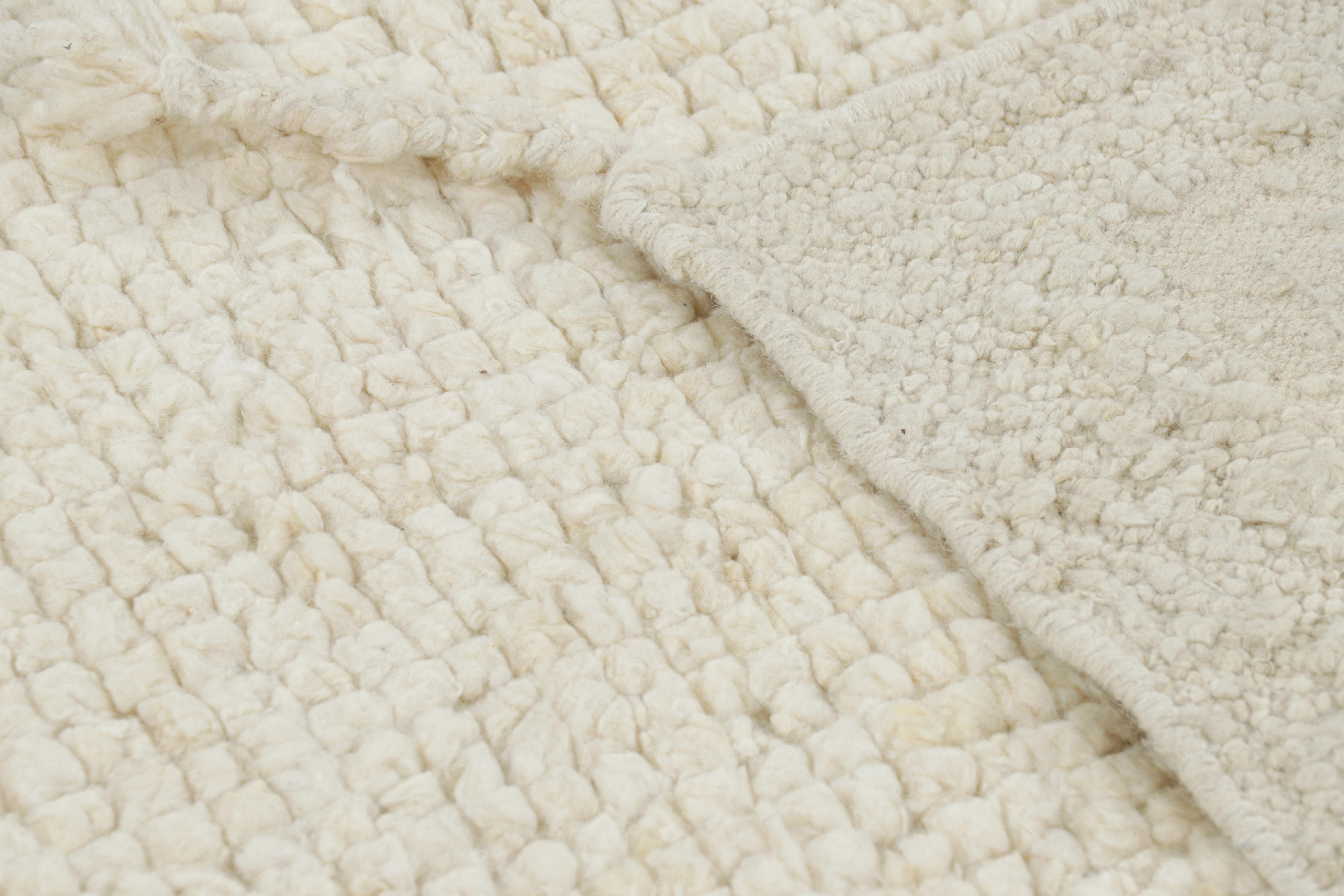 XXI secolo e contemporaneo Rug & Kilim: design personalizzato di un tappeto testurizzato nei toni monocromatici del bianco in vendita