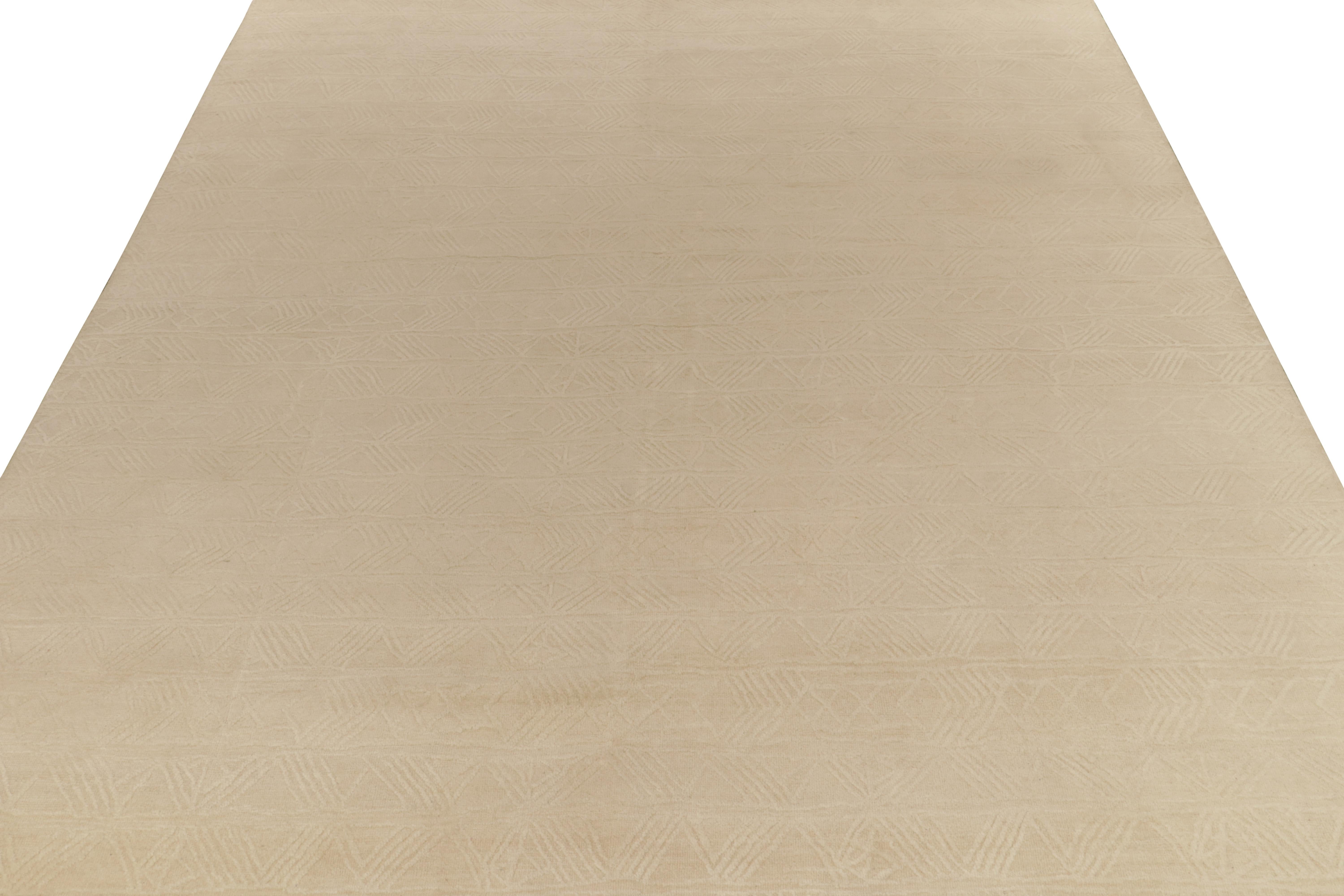 Teppich & Kilims, maßgefertigter strukturierter Teppich in Weiß mit strukturiertem geometrischem Muster auf Beige (Moderne) im Angebot